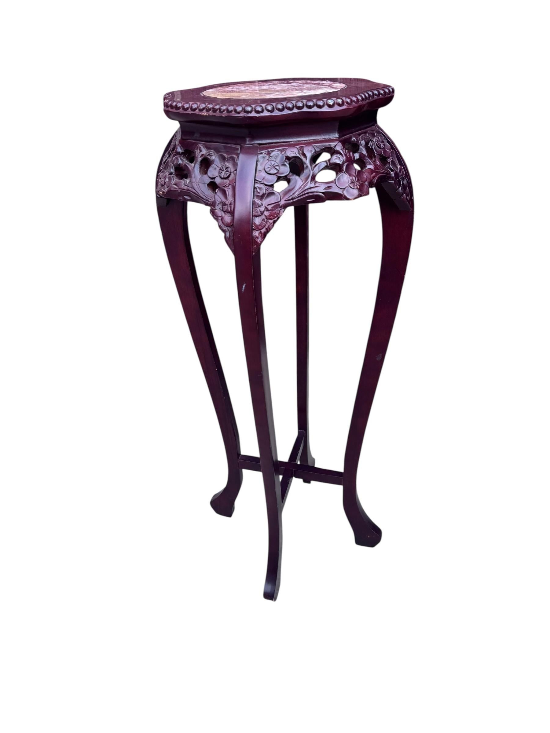Mesa de pie para escultura china antigua tallada en palisandro y mármol rojo Chinoiserie en venta