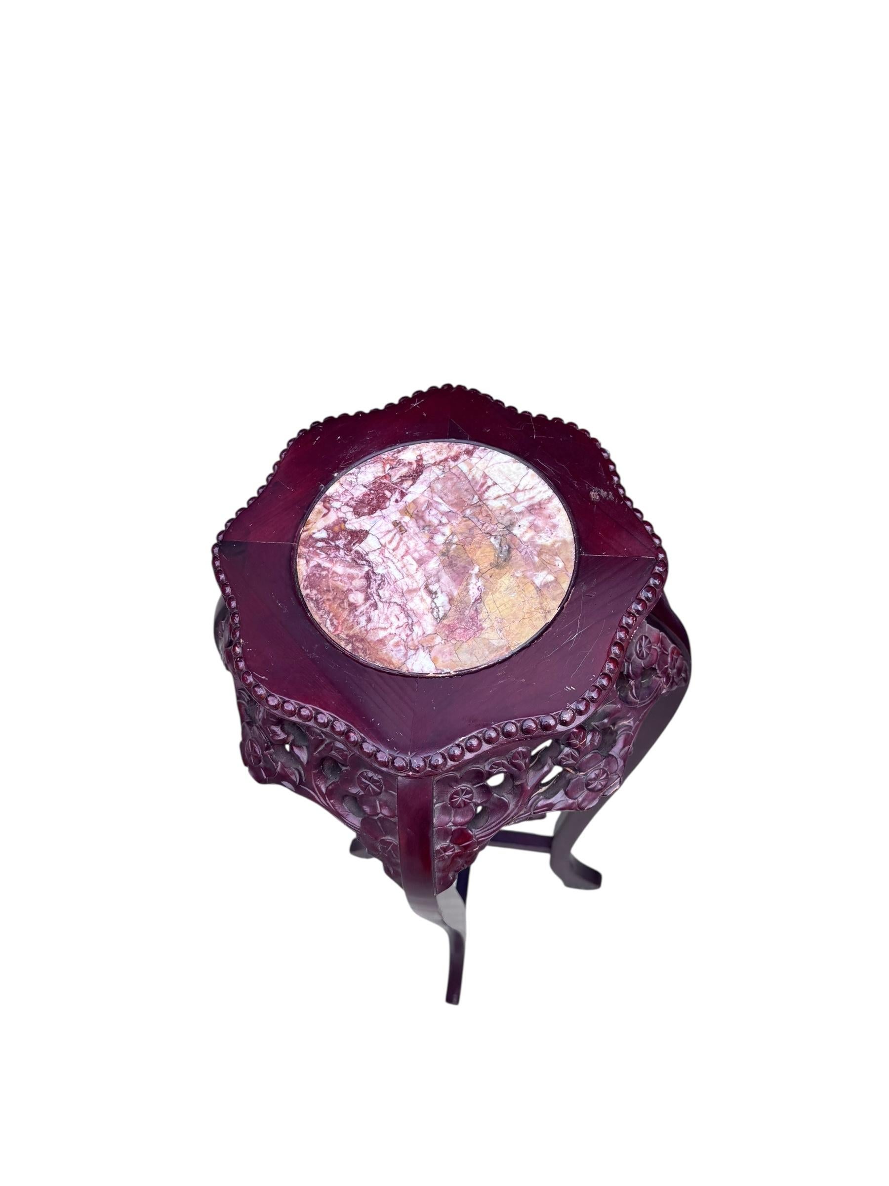 Mesa de pie para escultura china antigua tallada en palisandro y mármol rojo en Bueno estado para la venta en Chicago, IL