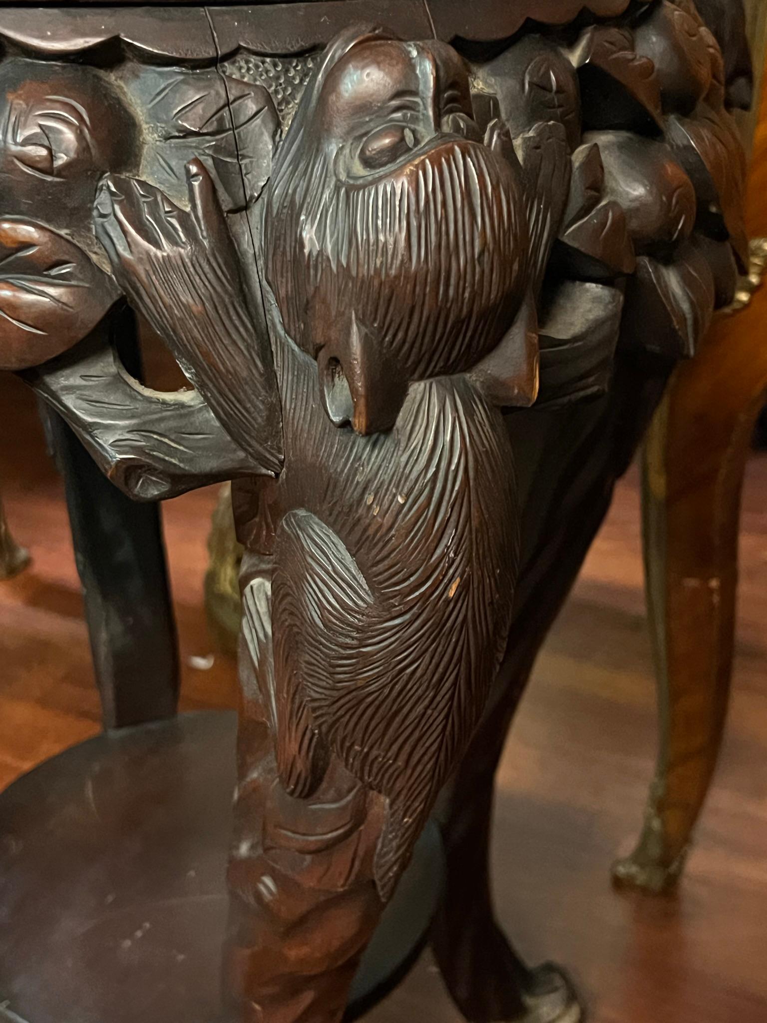 Sculpté à la main Ancienne table d'appoint ou stand pour plantes en bois de rose sculpté chinois en vente