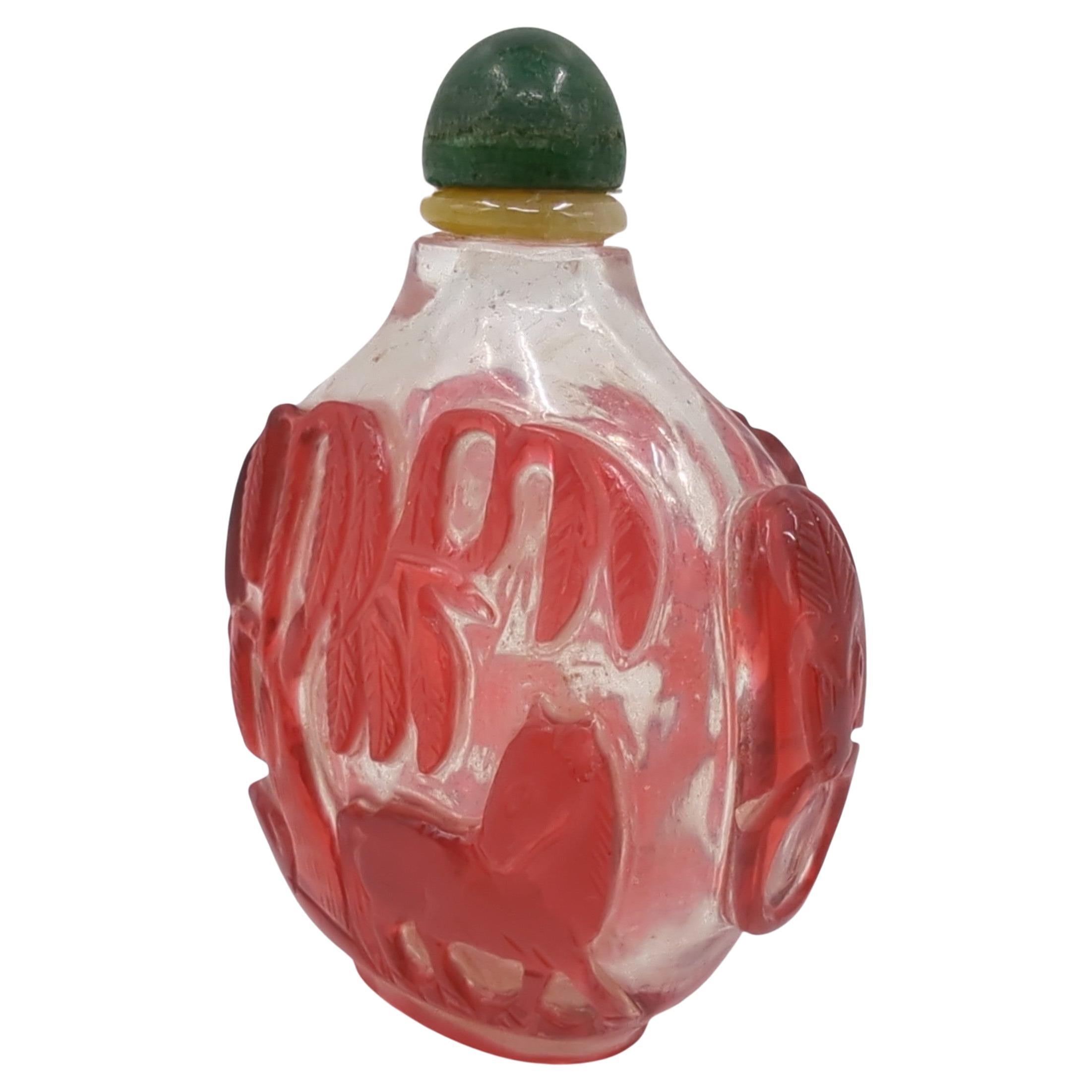 Chinois Ancienne bouteille de tabac à priser chinoise en verre rouge rubis sculpté et incrusté de chevaux transparents Qing 19c en vente