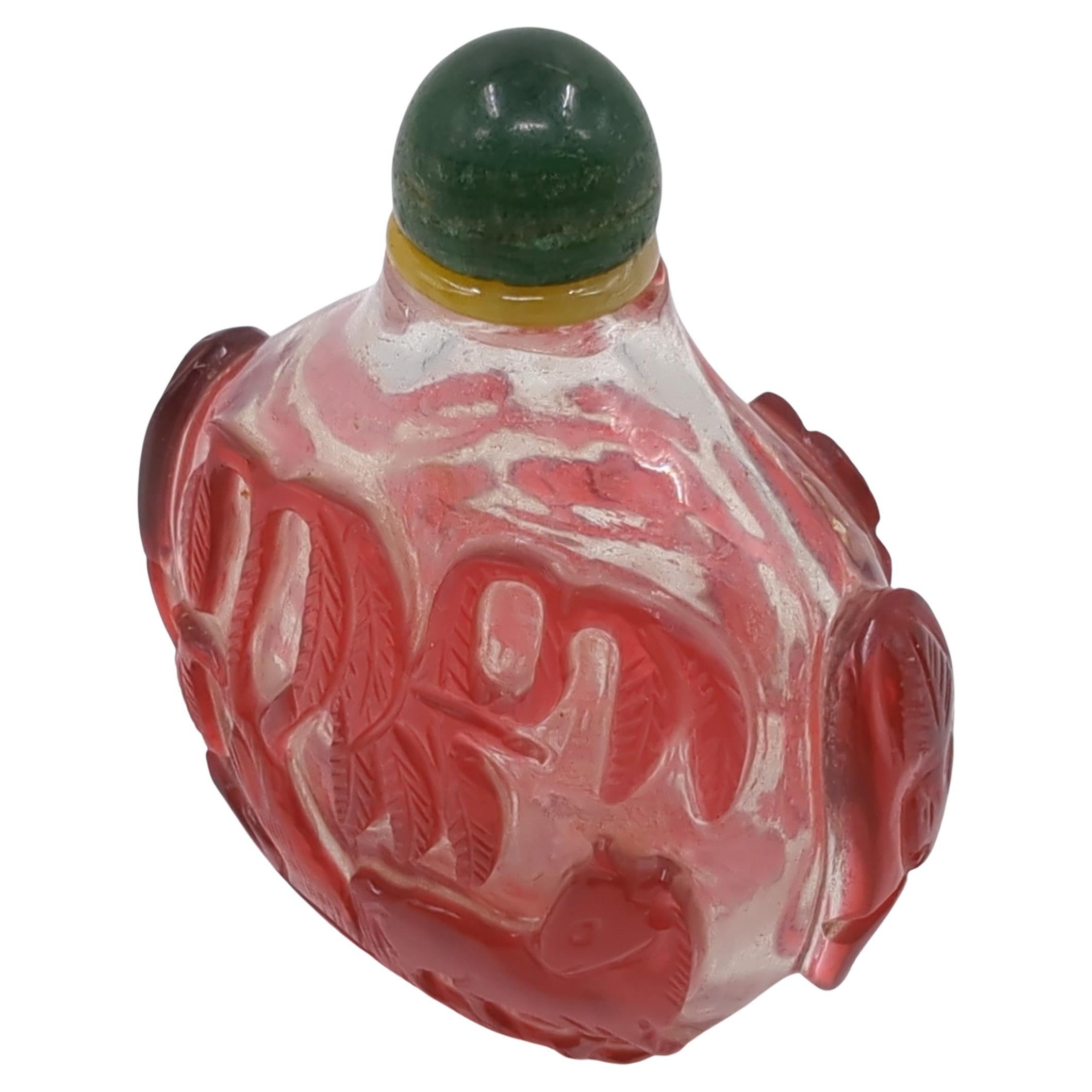 Sculpté à la main Ancienne bouteille de tabac à priser chinoise en verre rouge rubis sculpté et incrusté de chevaux transparents Qing 19c en vente