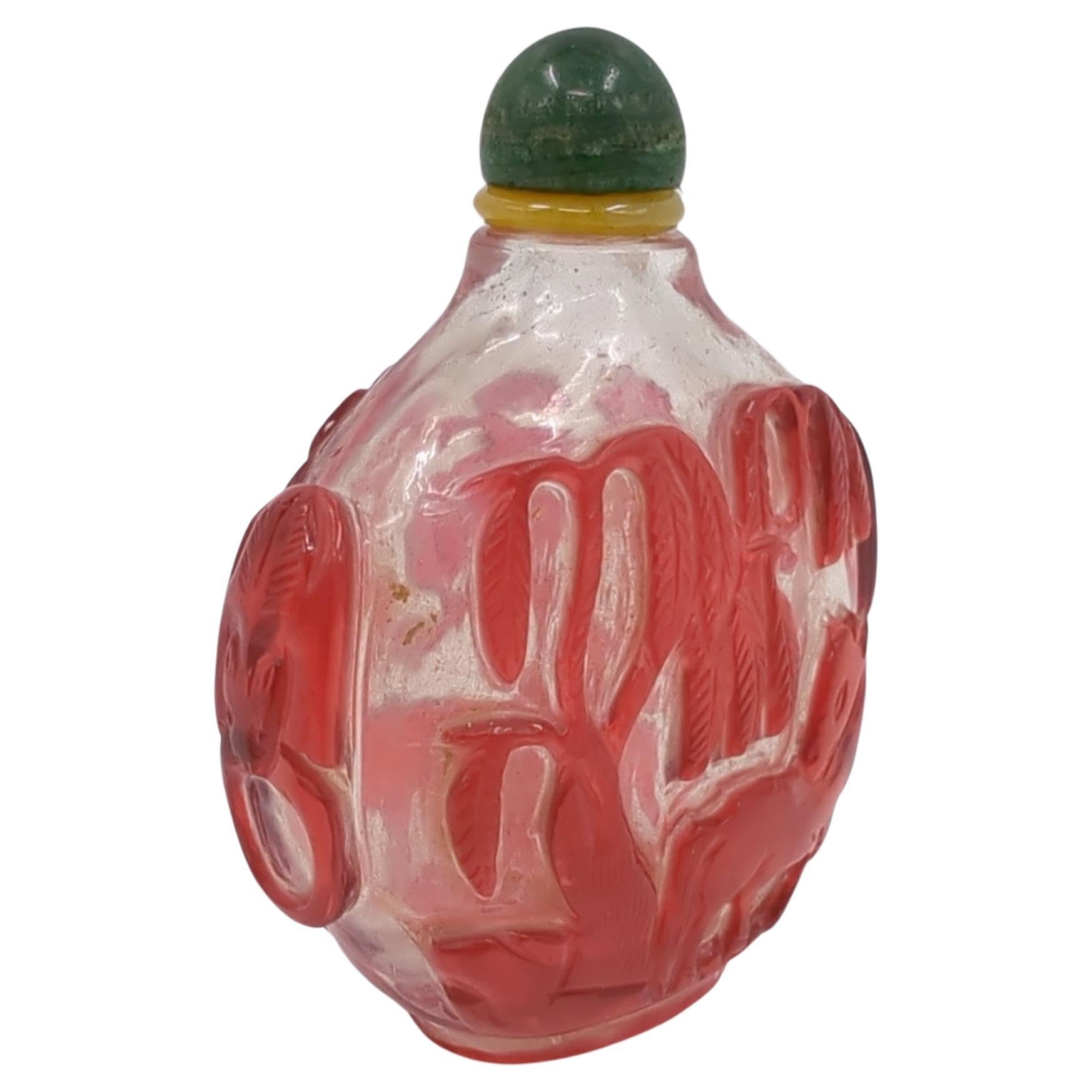 Antike chinesische geschnitzte Rubinrote Glas-Overlay-Schnupftabakflasche mit klaren Pferden, Qing 19c (Handgeschnitzt) im Angebot