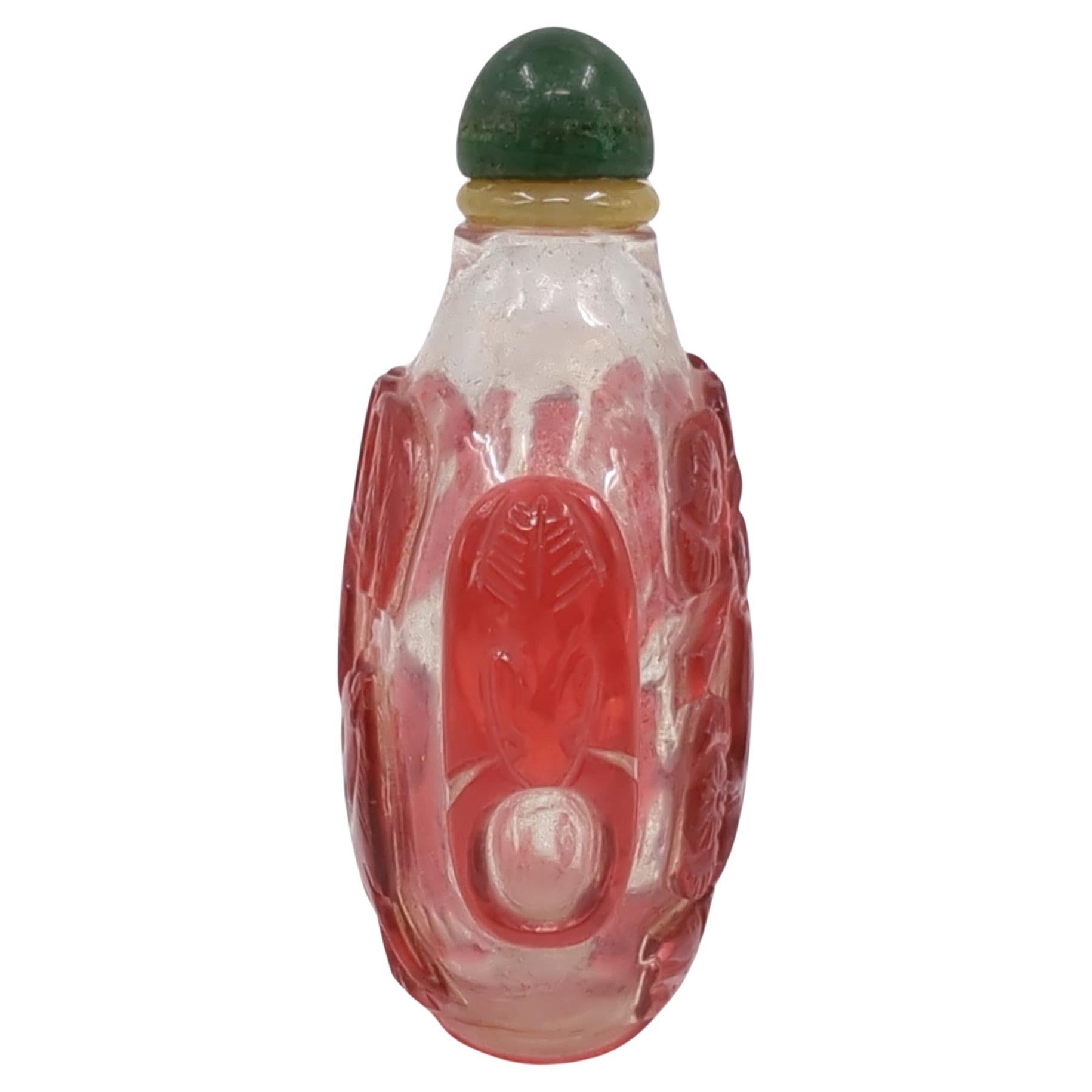 Début du 20ème siècle Ancienne bouteille de tabac à priser chinoise en verre rouge rubis sculpté et incrusté de chevaux transparents Qing 19c en vente