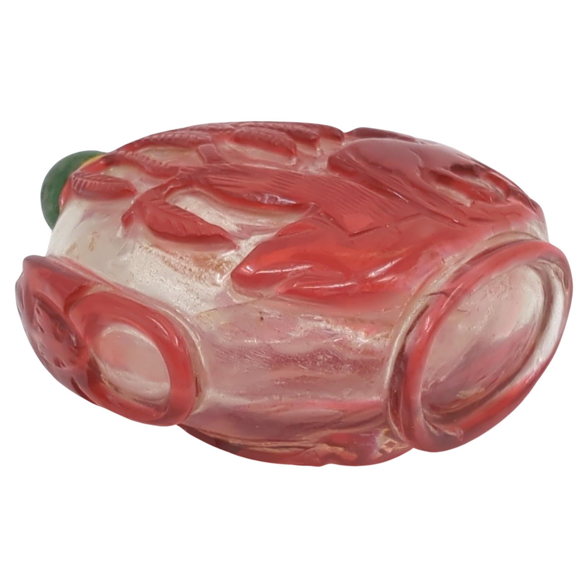 Jade Ancienne bouteille de tabac à priser chinoise en verre rouge rubis sculpté et incrusté de chevaux transparents Qing 19c en vente