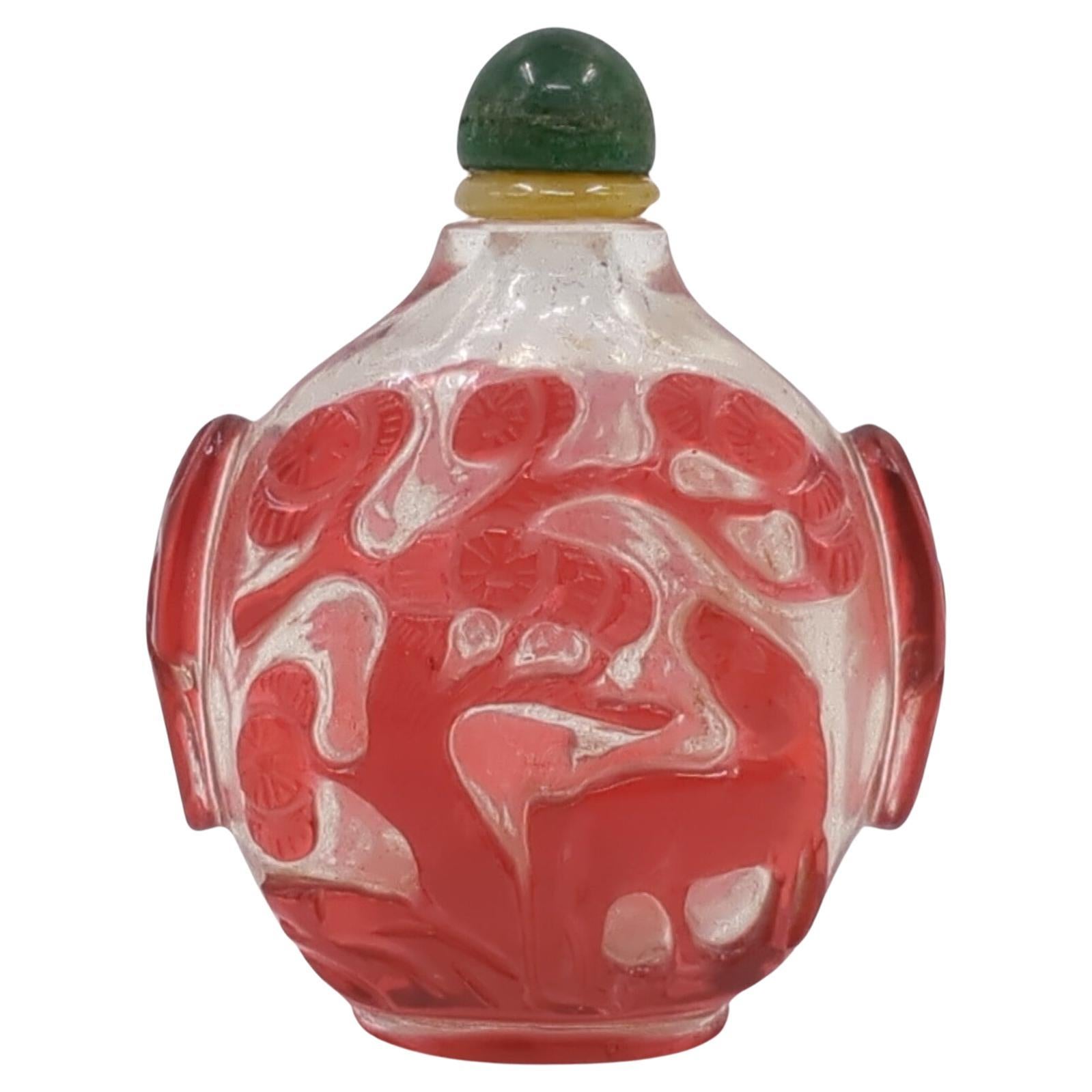 Antike chinesische geschnitzte Rubinrote Glas-Overlay-Schnupftabakflasche mit klaren Pferden, Qing 19c im Angebot
