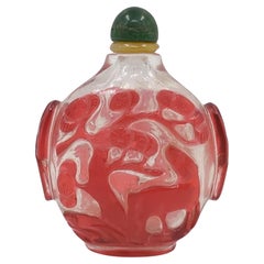 Ancienne bouteille de tabac à priser chinoise en verre rouge rubis sculpté et incrusté de chevaux transparents Qing 19c
