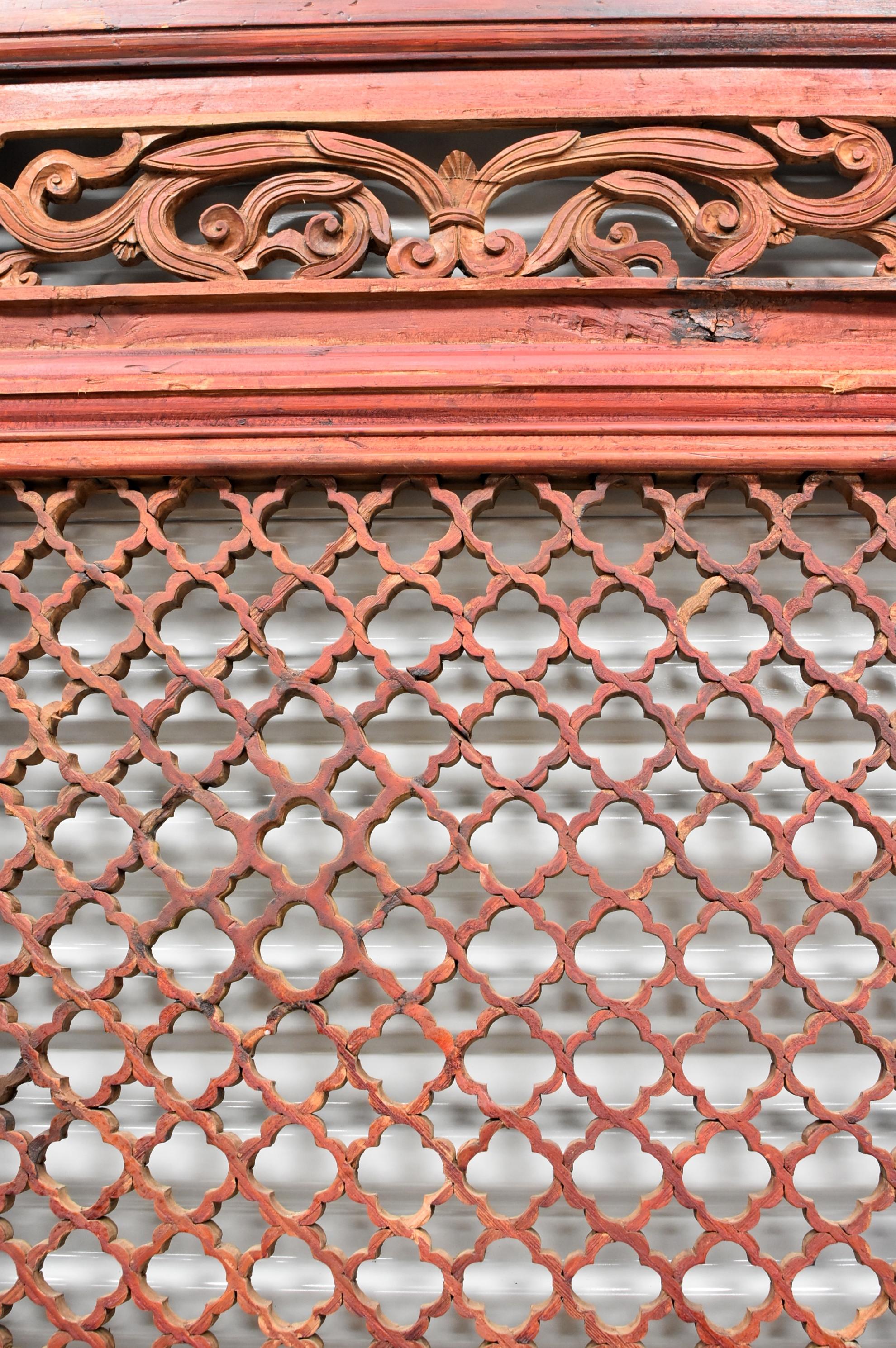 Eine schöne einzelne Panel 19. Jahrhundert chinesischen antiken Bildschirm mit geschnitzten Pfingstrosen und Vogel. Bei der durchbrochenen Arbeit handelt es sich um eine Verbindung von gebogenen Holzstücken, die durch Zapfen und Schlitze miteinander