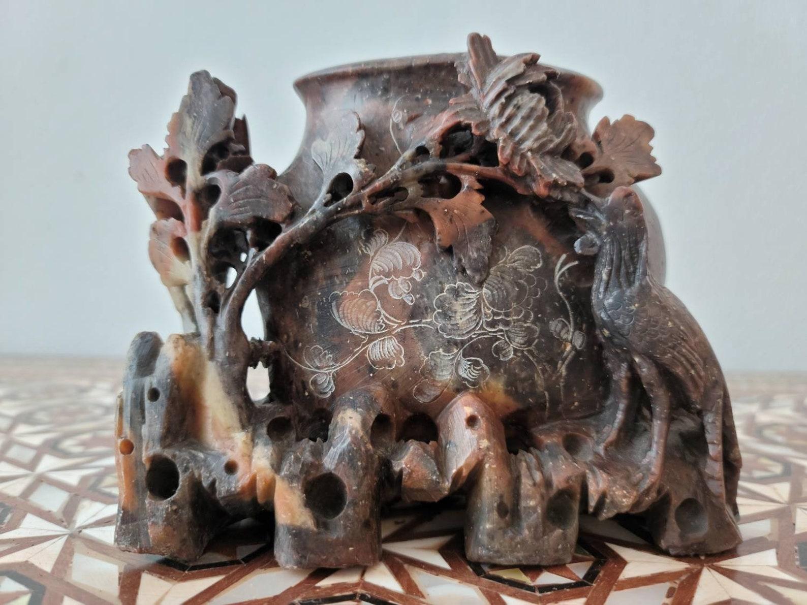 Exceptionnellement sculpté à la main, ce vase - porte-débris (voir ci-dessous) en stéatite chinoise ancienne est une sculpture naturaliste richement décorée et richement détaillée représentant un oiseau se nourrissant sur une vigne, une urne