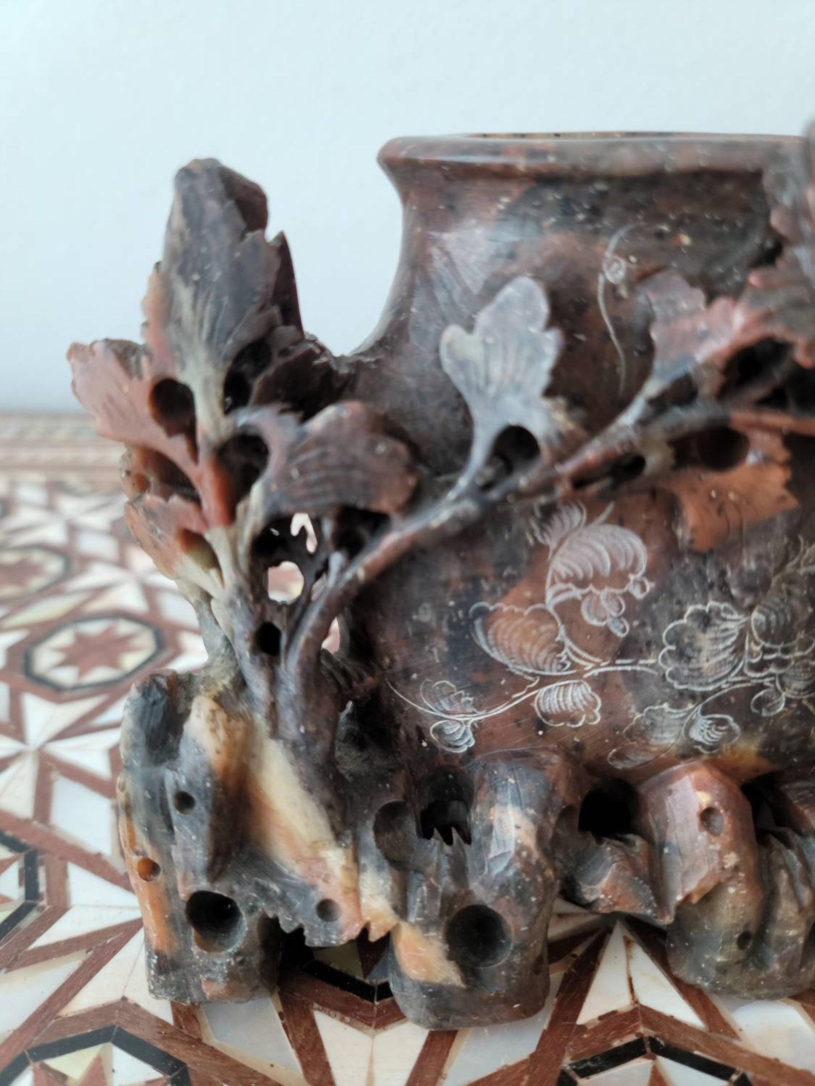 Antike chinesische geschnitzte Seifenstein-Vase, Verschleiß im Zustand „Gut“ im Angebot in Forney, TX