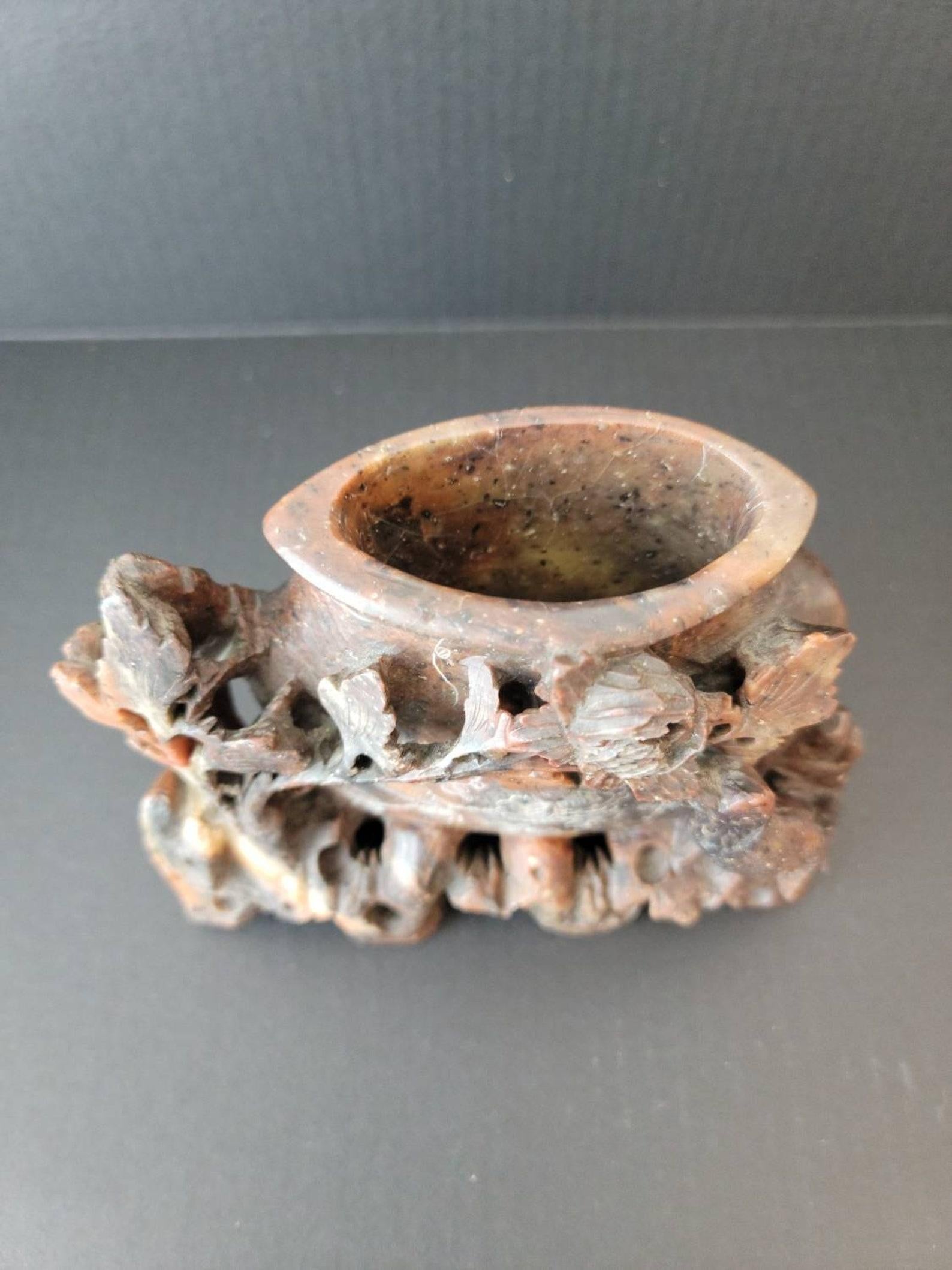 Stéatite Vase de déversement de savon chinois ancien sculpté en vente