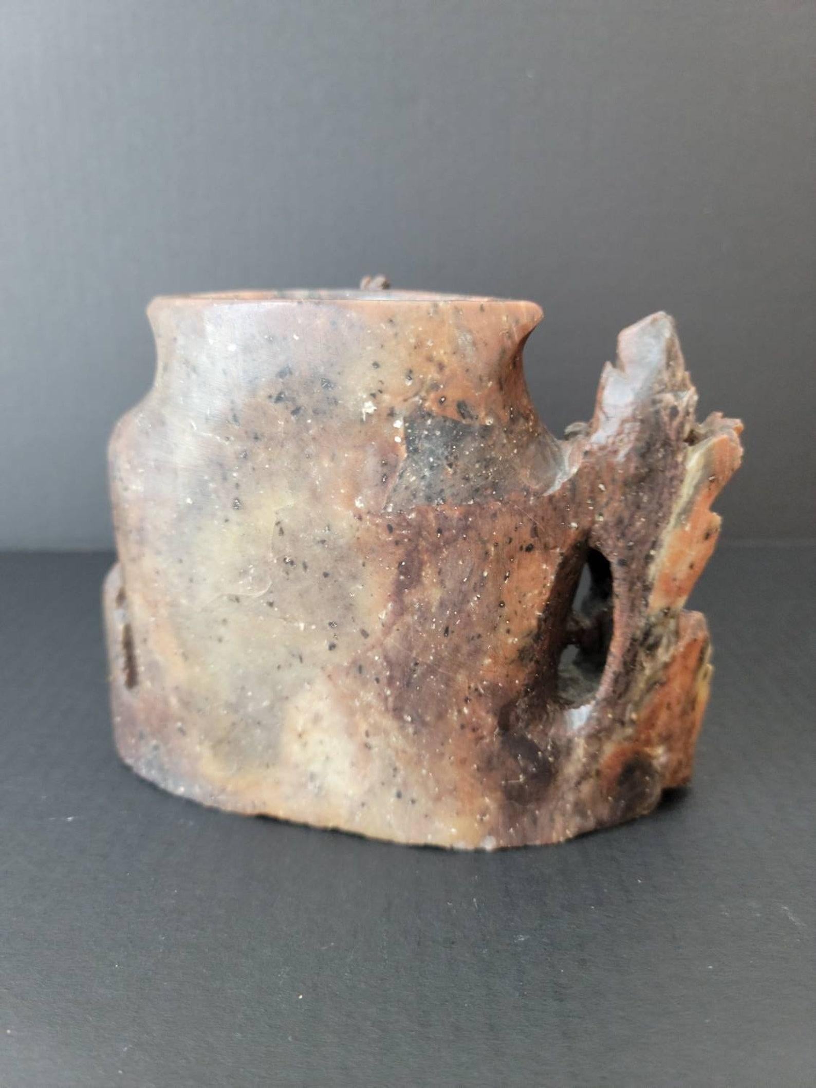 Vase de déversement de savon chinois ancien sculpté en vente 2