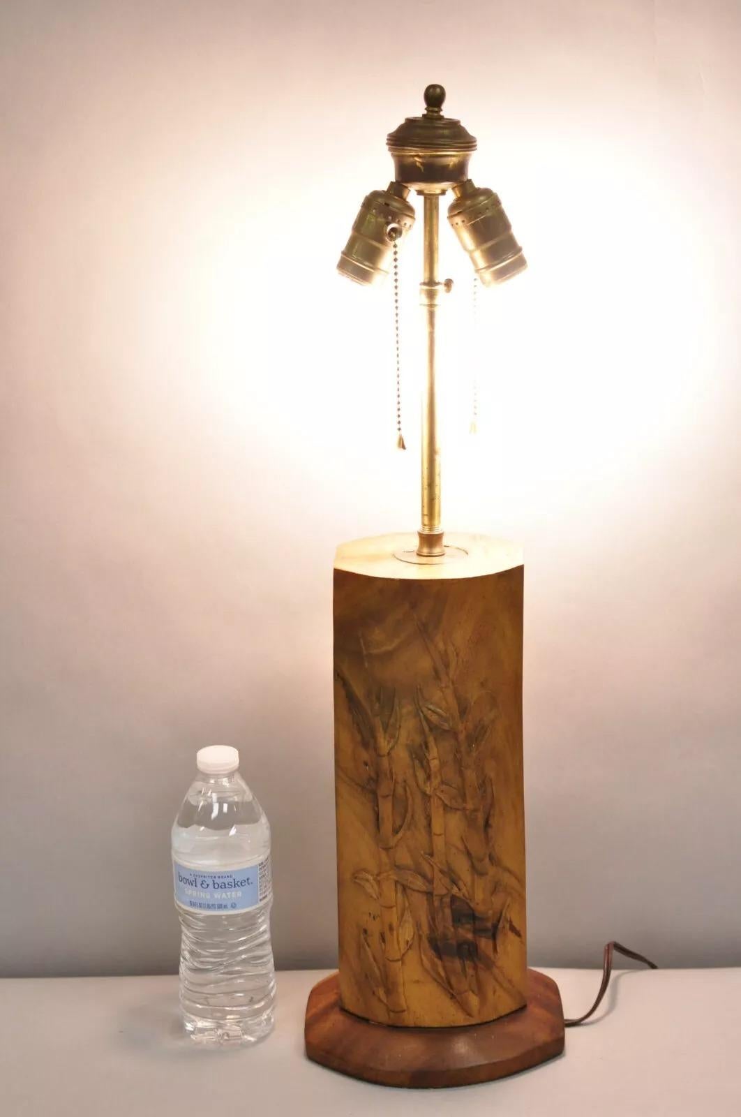 Antica lampada da tavolo cinese intagliata in legno massiccio di teak a blocco di bambù. Circa all'inizio del XX secolo. Misure: 25