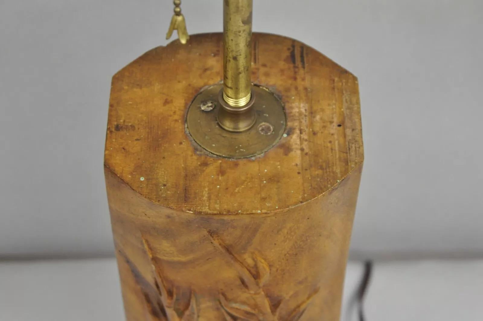 XX secolo Antica lampada da tavolo cinese intagliata in legno massiccio di teak, blocco di bambù a scivolo in vendita