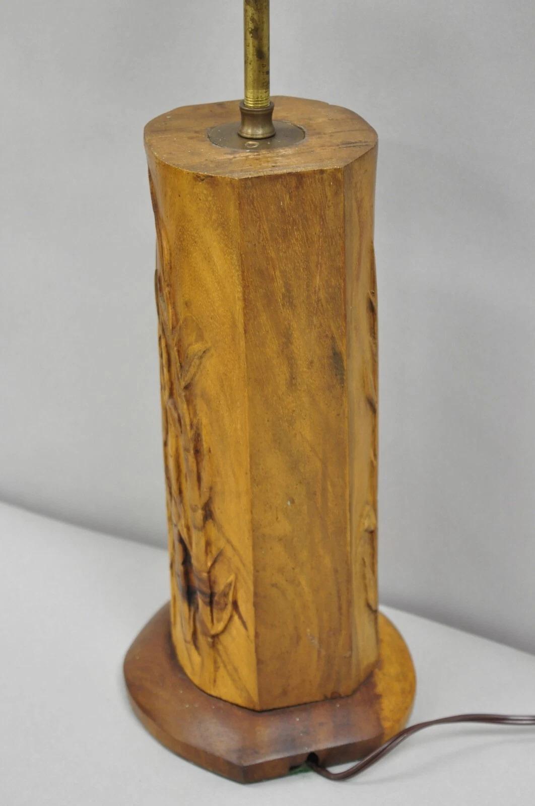 Teak Antica lampada da tavolo cinese intagliata in legno massiccio di teak, blocco di bambù a scivolo in vendita