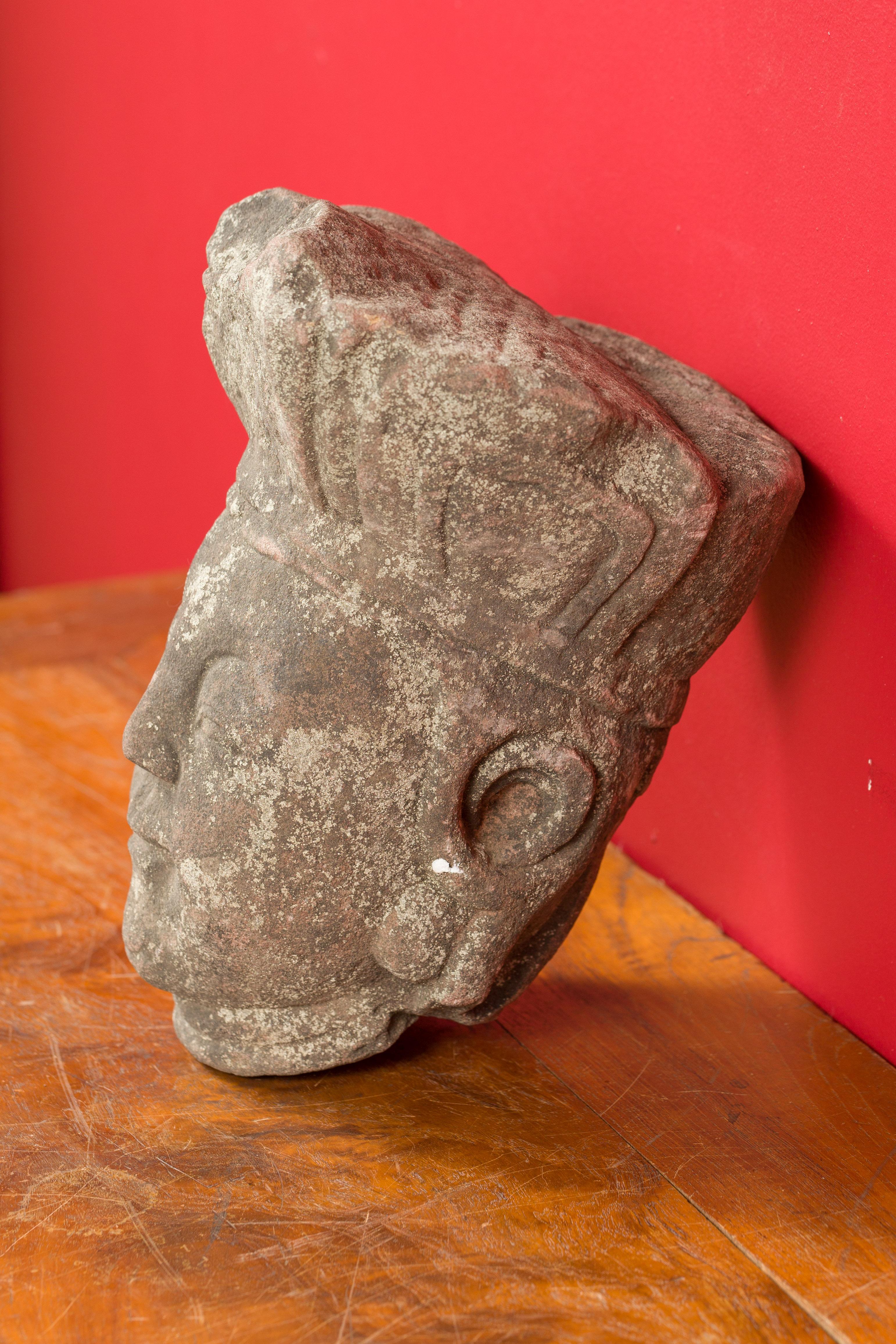 Ancienne sculpture chinoise en pierre sculptée représentant une figure religieuse 1