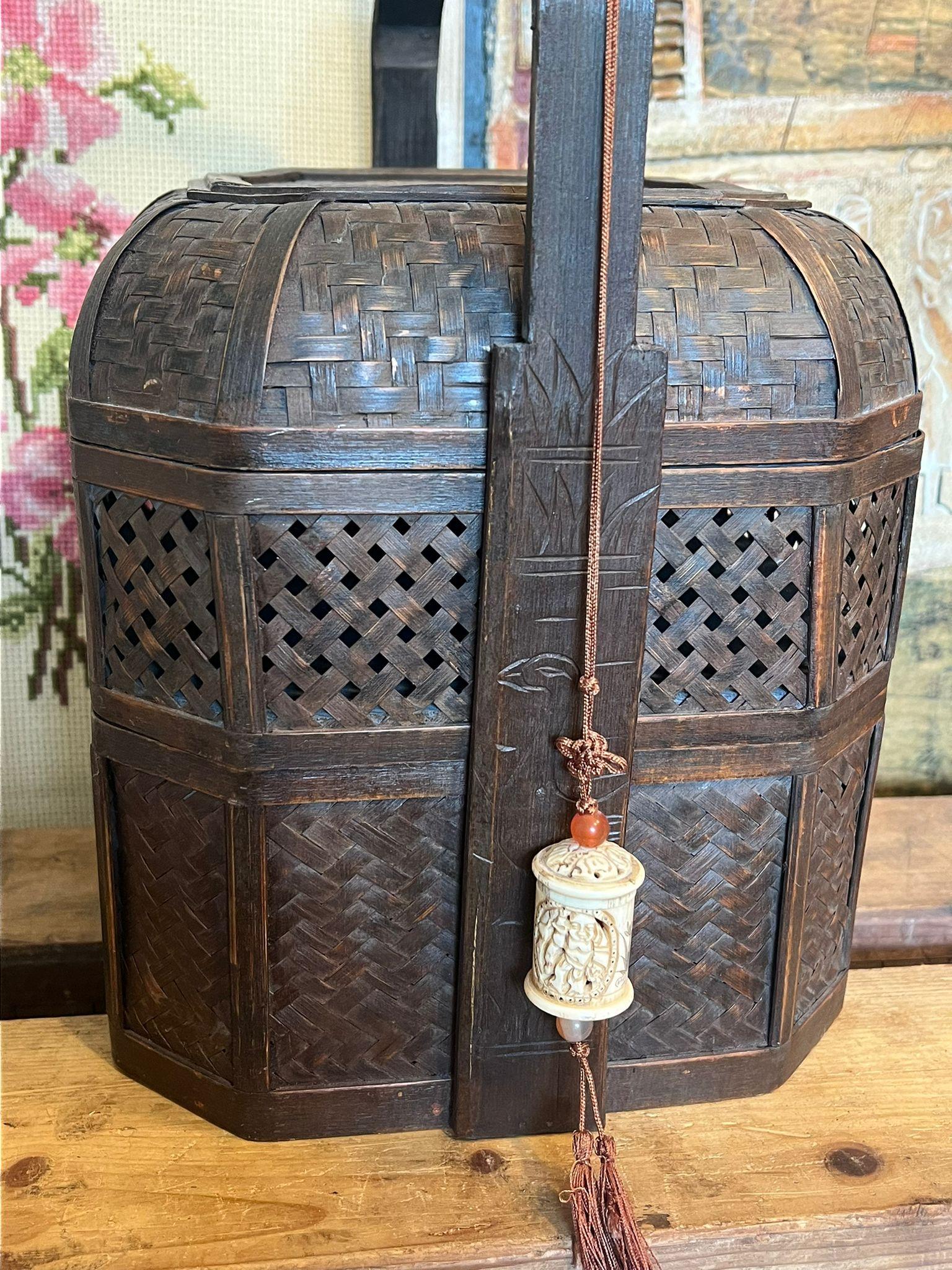 Ancienne boîte à déjeuner chinoise sculptée en osier et bambou Bon état - En vente à Seattle, WA