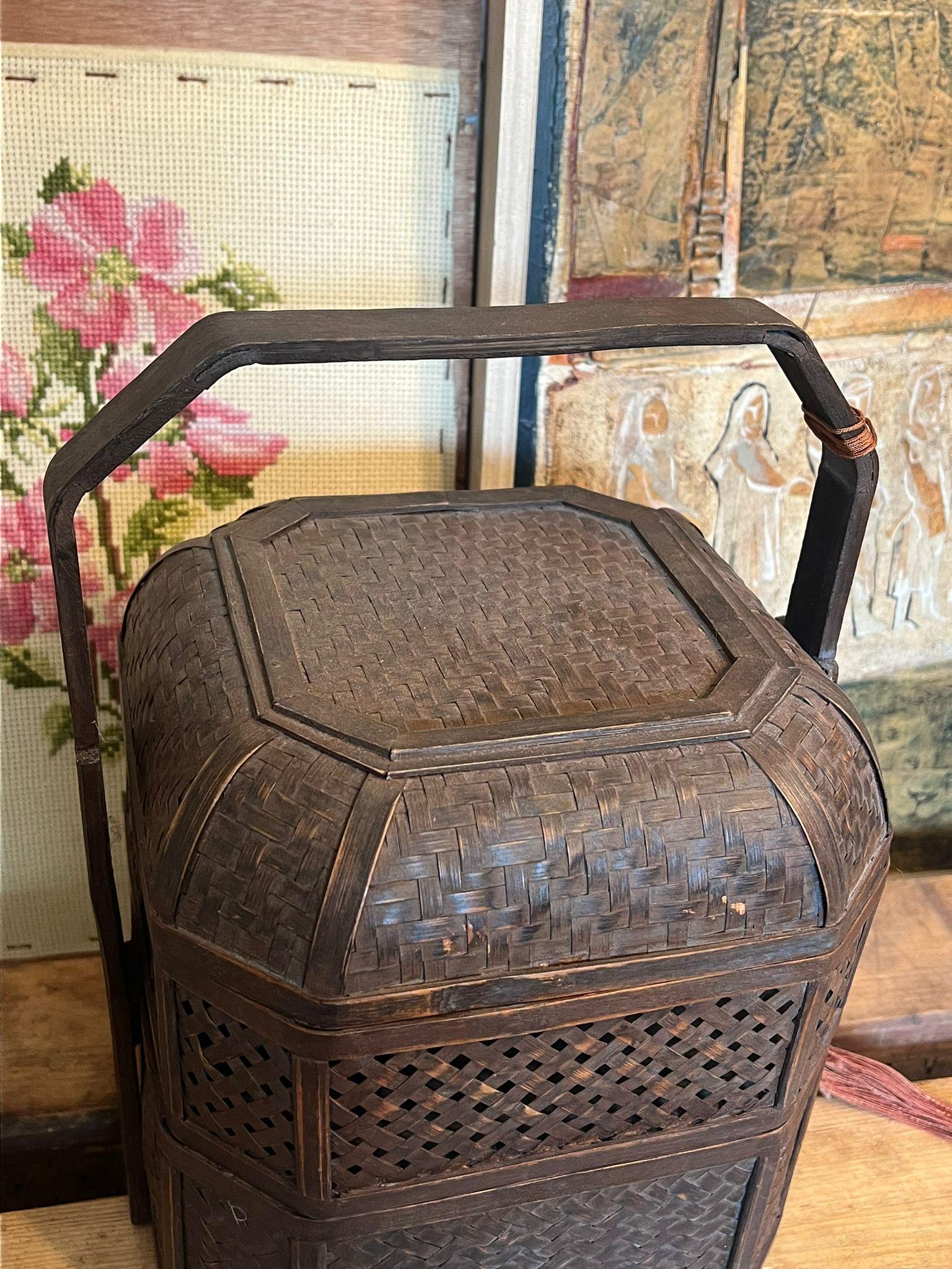 Osier Ancienne boîte à déjeuner chinoise sculptée en osier et bambou en vente