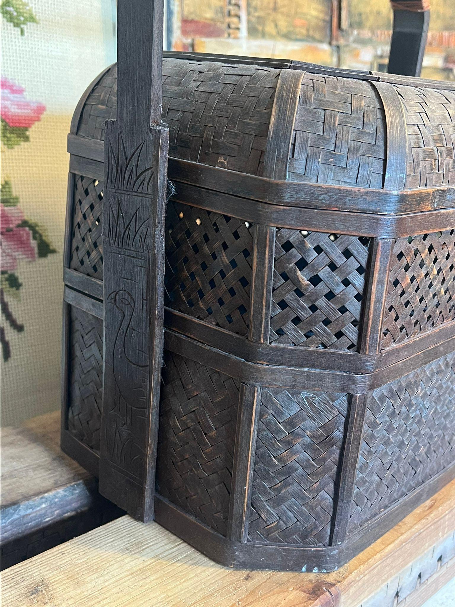 Ancienne boîte à déjeuner chinoise sculptée en osier et bambou en vente 1
