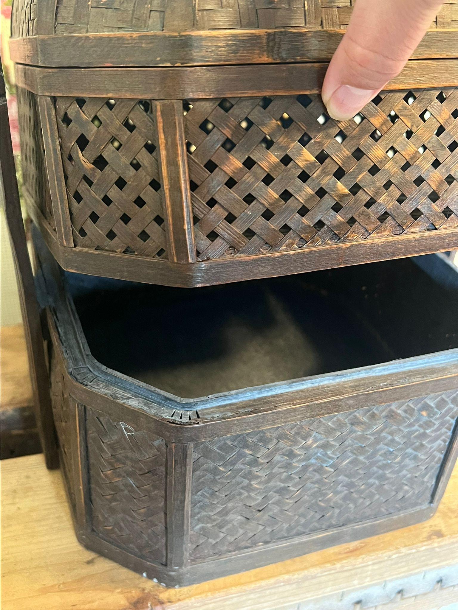 Ancienne boîte à déjeuner chinoise sculptée en osier et bambou en vente 3