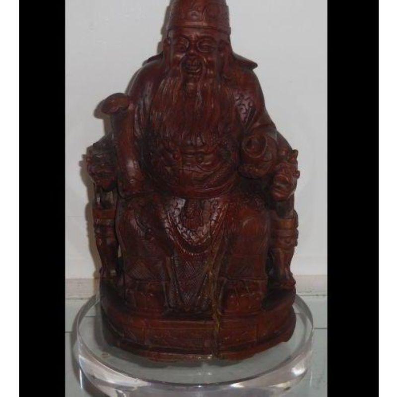 Chinois Lampe chinoise ancienne en bois sculpté avec sculpture de Bouddha  en vente