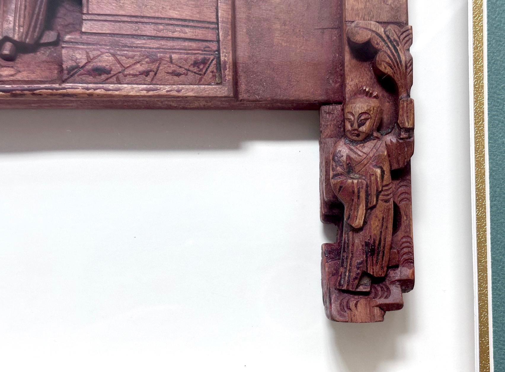 Lintel de porte chinois ancien en bois sculpté encadré dans une boîte d'ombre en vente 3