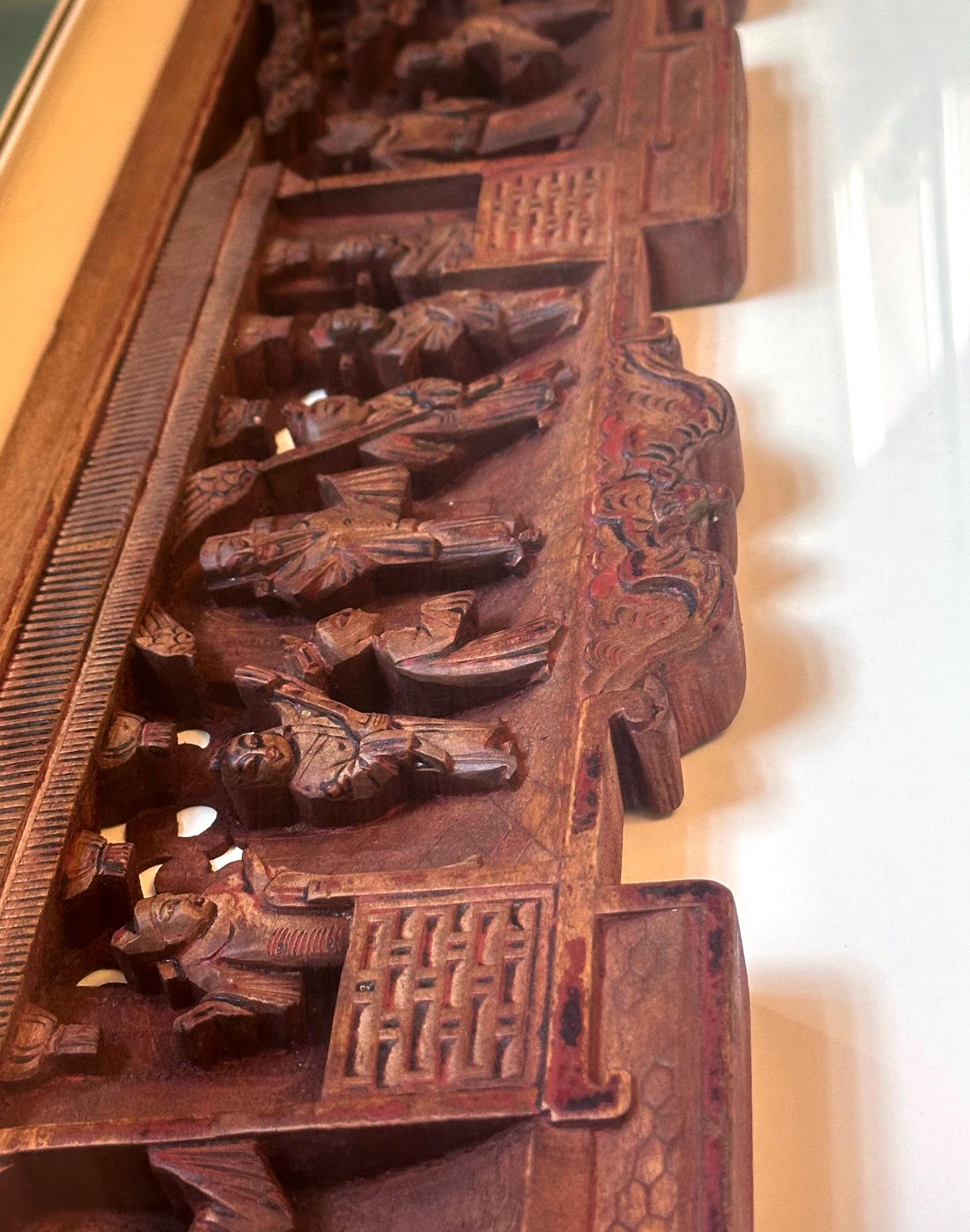 Lintel de porte chinois ancien en bois sculpté encadré dans une boîte d'ombre en vente 4