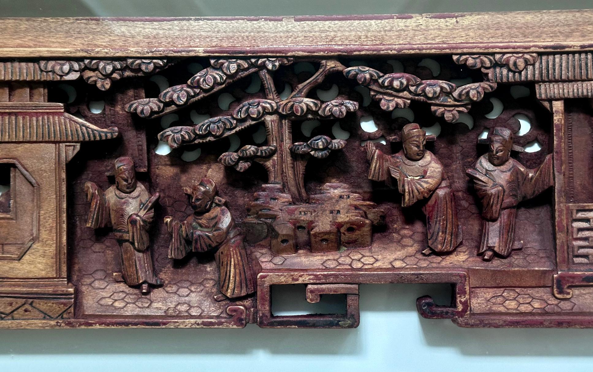 Chinois Lintel de porte chinois ancien en bois sculpté encadré dans une boîte d'ombre en vente