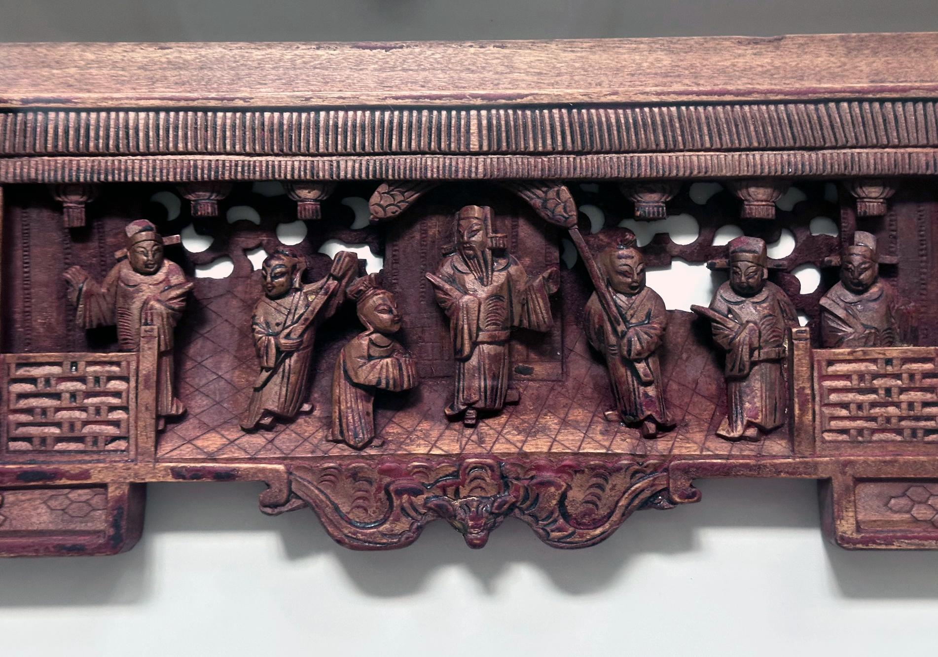 Sculpté à la main Lintel de porte chinois ancien en bois sculpté encadré dans une boîte d'ombre en vente