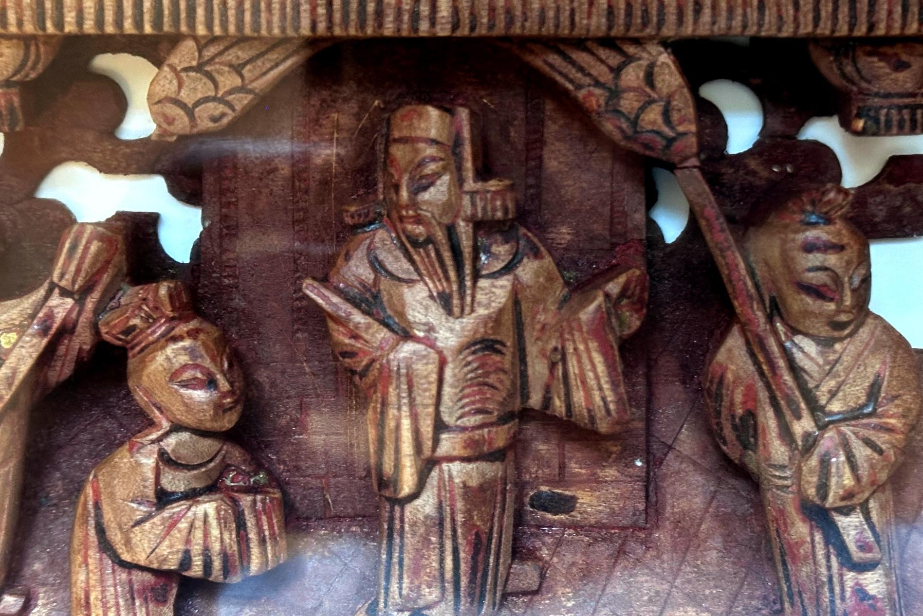 Lintel de porte chinois ancien en bois sculpté encadré dans une boîte d'ombre Bon état - En vente à Atlanta, GA
