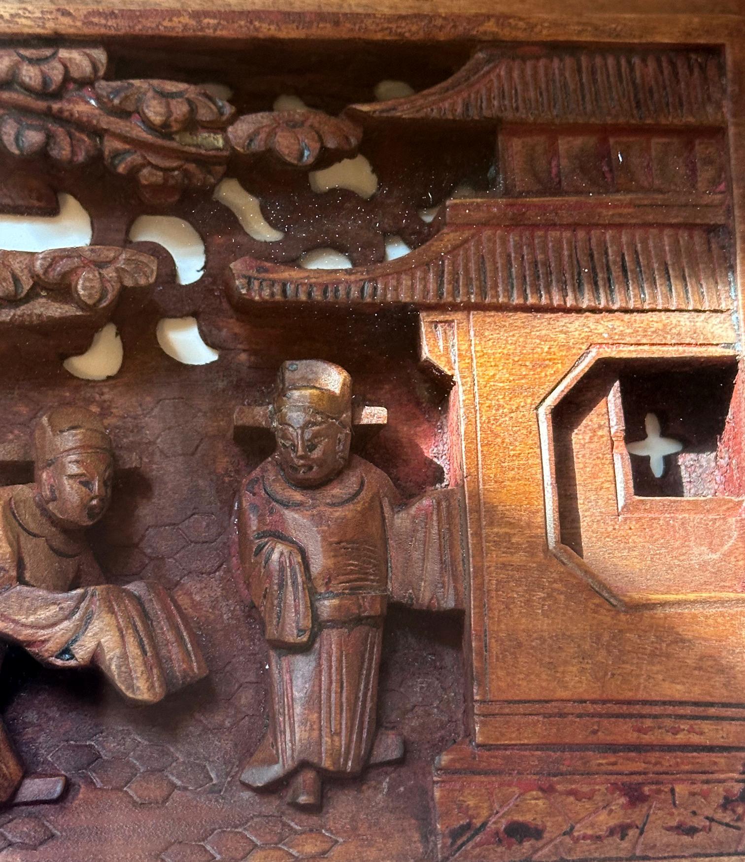 XIXe siècle Lintel de porte chinois ancien en bois sculpté encadré dans une boîte d'ombre en vente