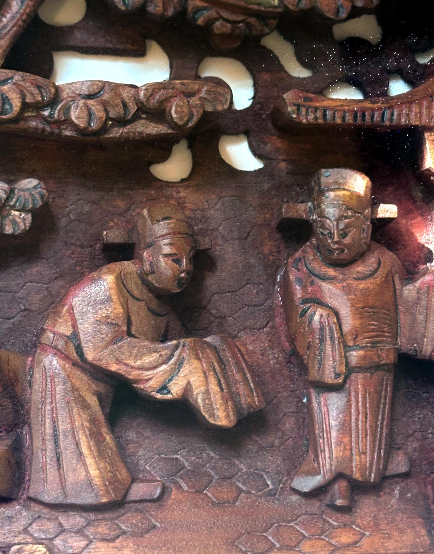 Bois Lintel de porte chinois ancien en bois sculpté encadré dans une boîte d'ombre en vente
