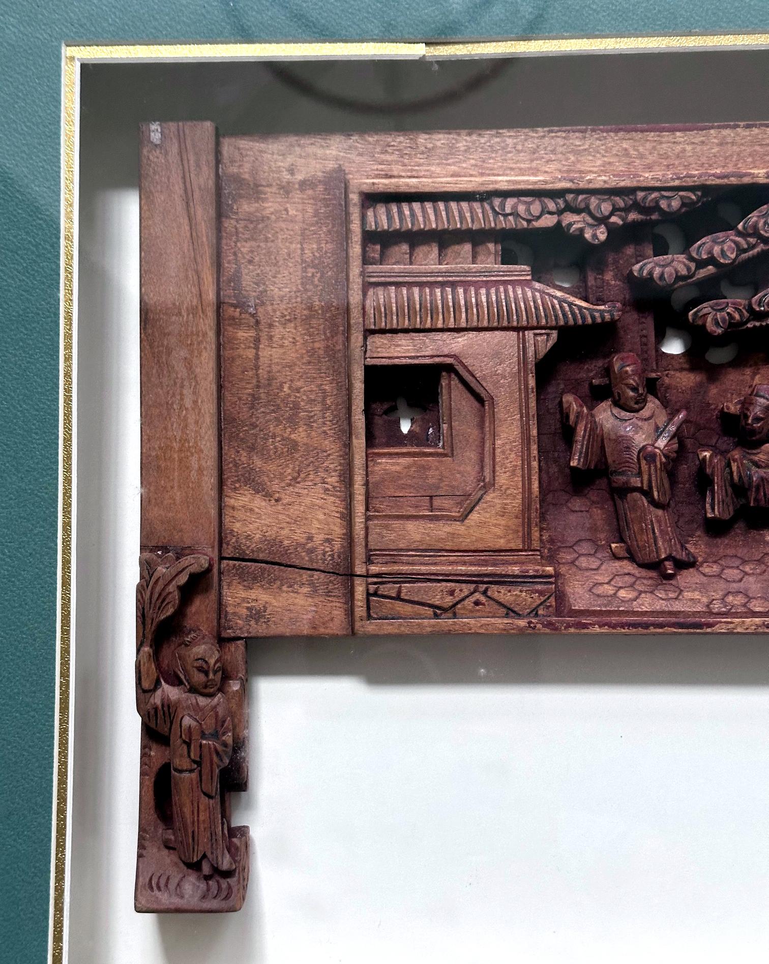 Lintel de porte chinois ancien en bois sculpté encadré dans une boîte d'ombre en vente 1