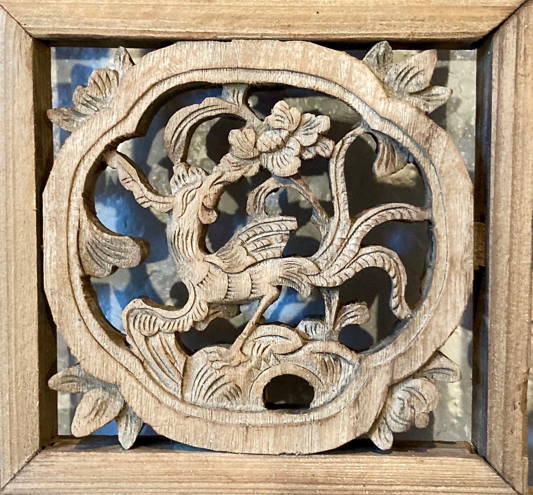 Panneau à encadrement épais avec trois vitres, sculptures ajourées et en relief, et treillis. Sculpture centrale de forme circulaire avec motif d'oiseaux et de fleurs. Le volet inférieur comprend des motifs de bêtes et d'animaux.