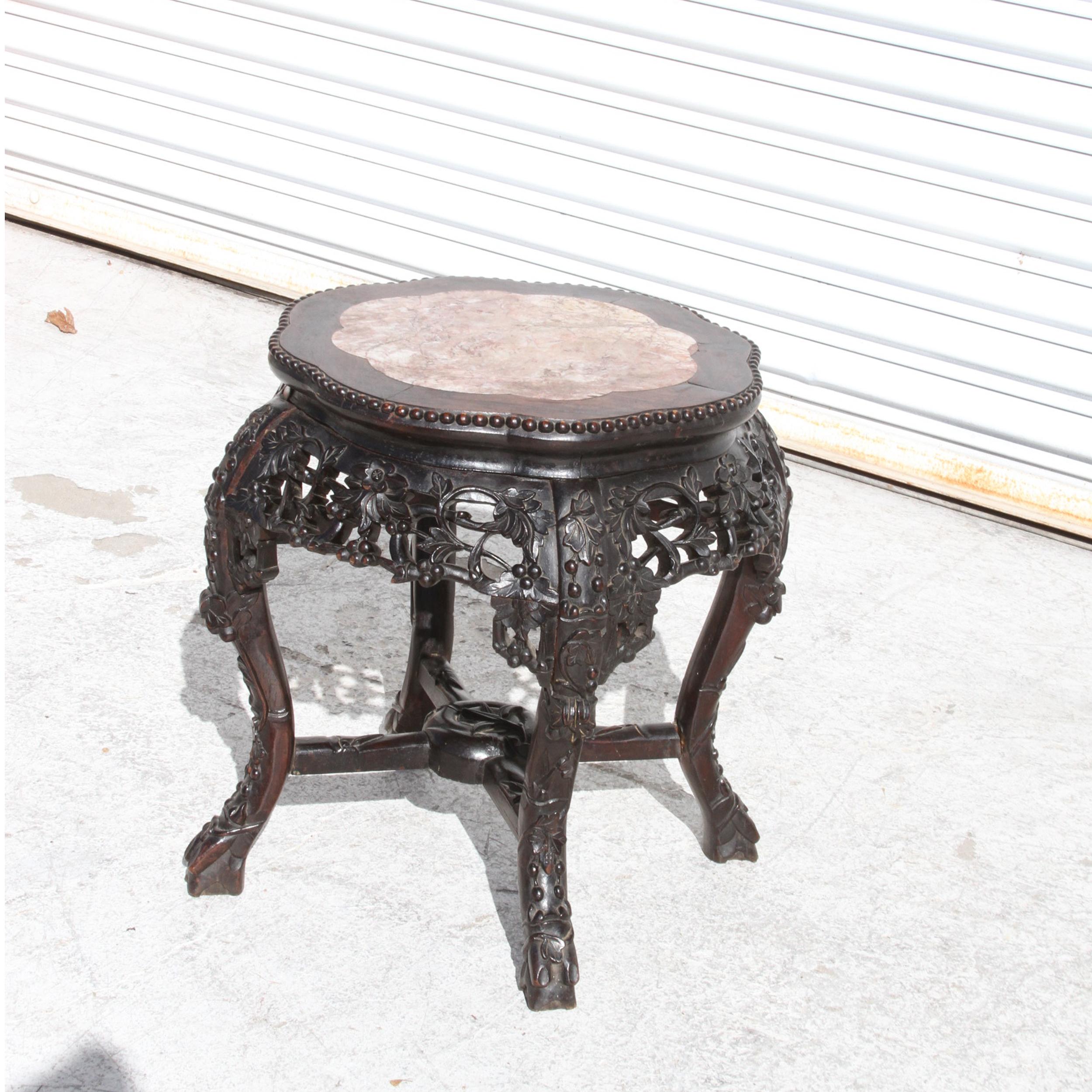 Chinois Antique Stand chinois en bois sculpté avec insert en marbre en vente