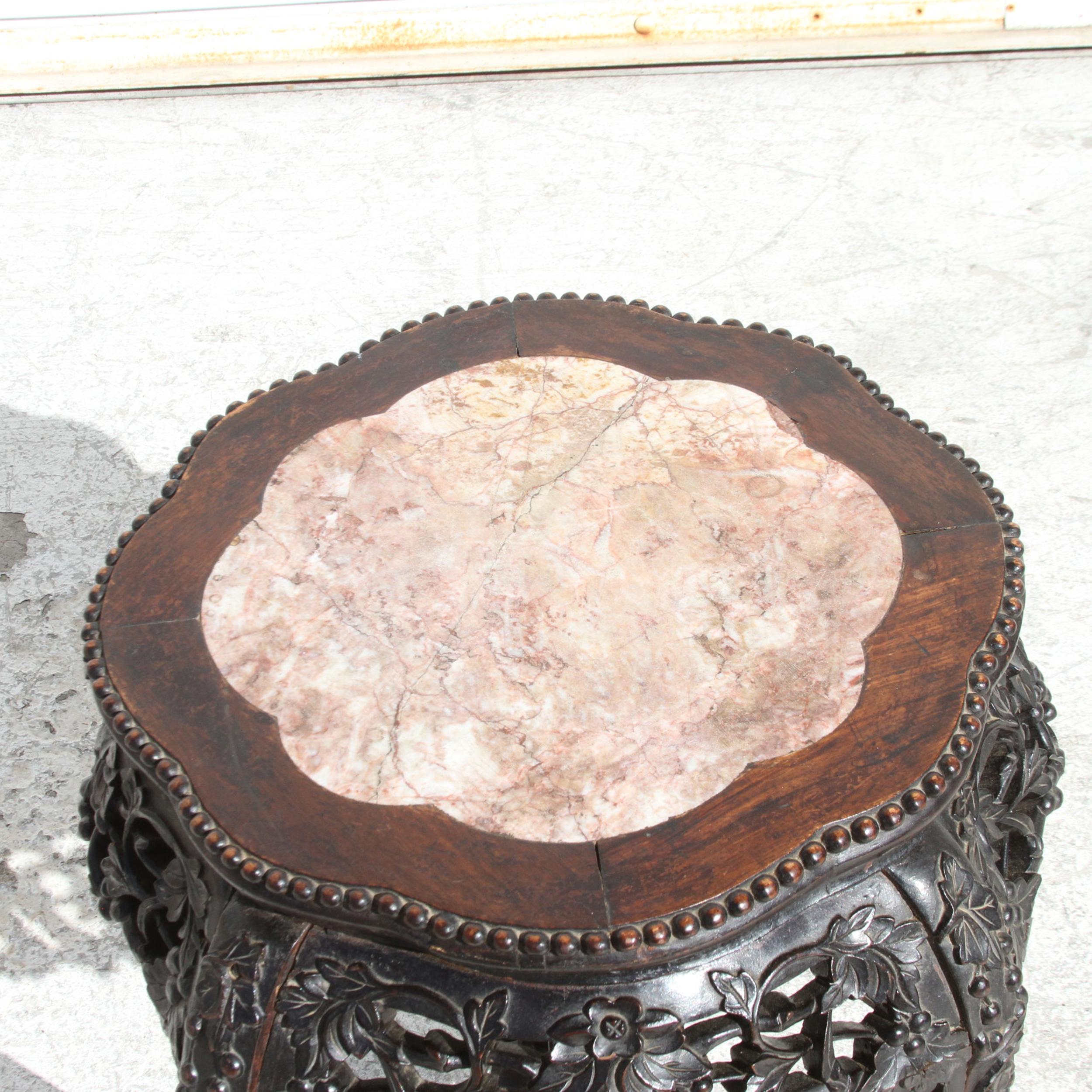 Antiker chinesischer geschnitzter Wood Stand mit Marmoreinsatz  (Holzarbeit) im Angebot