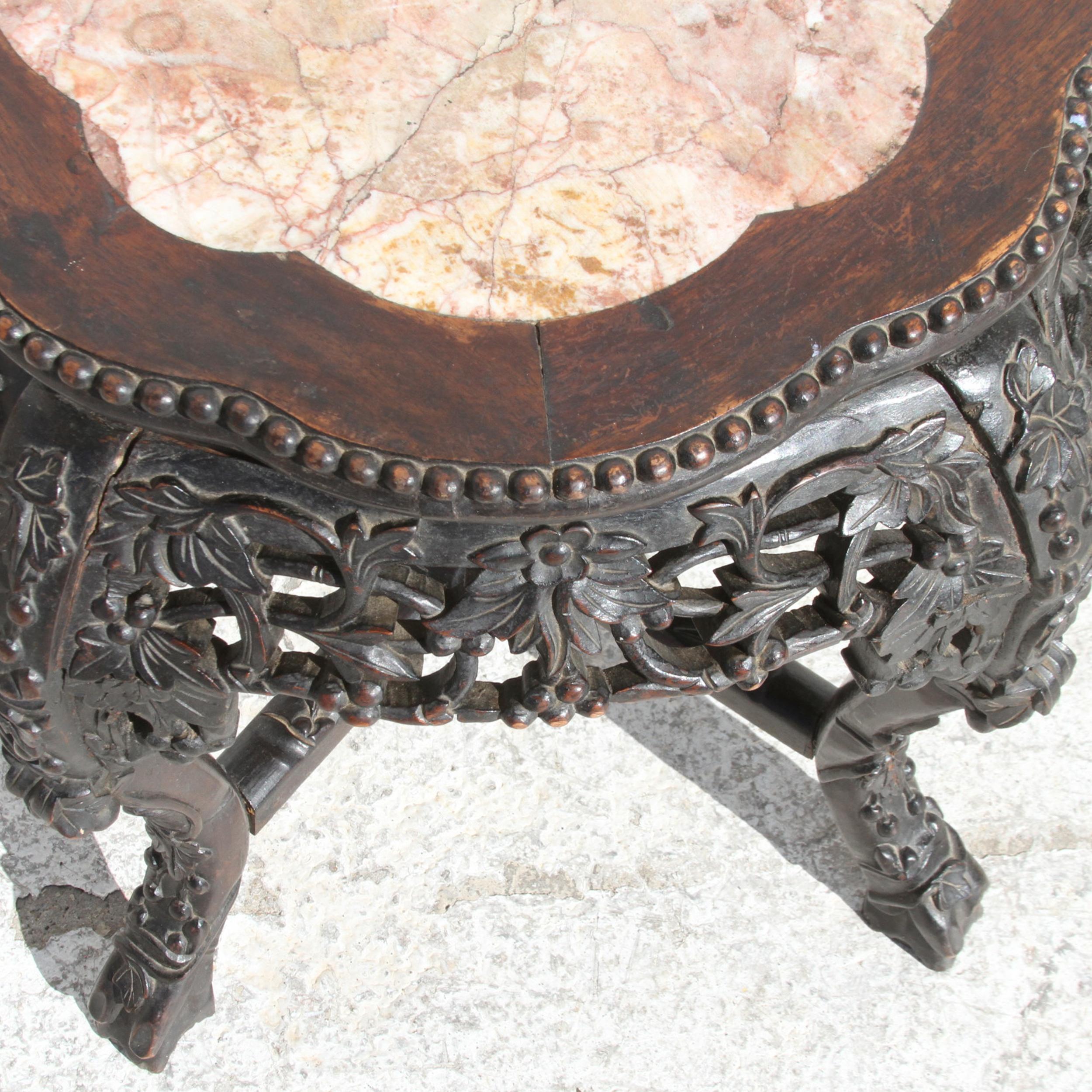 Antiker chinesischer geschnitzter Wood Stand mit Marmoreinsatz  im Angebot 1