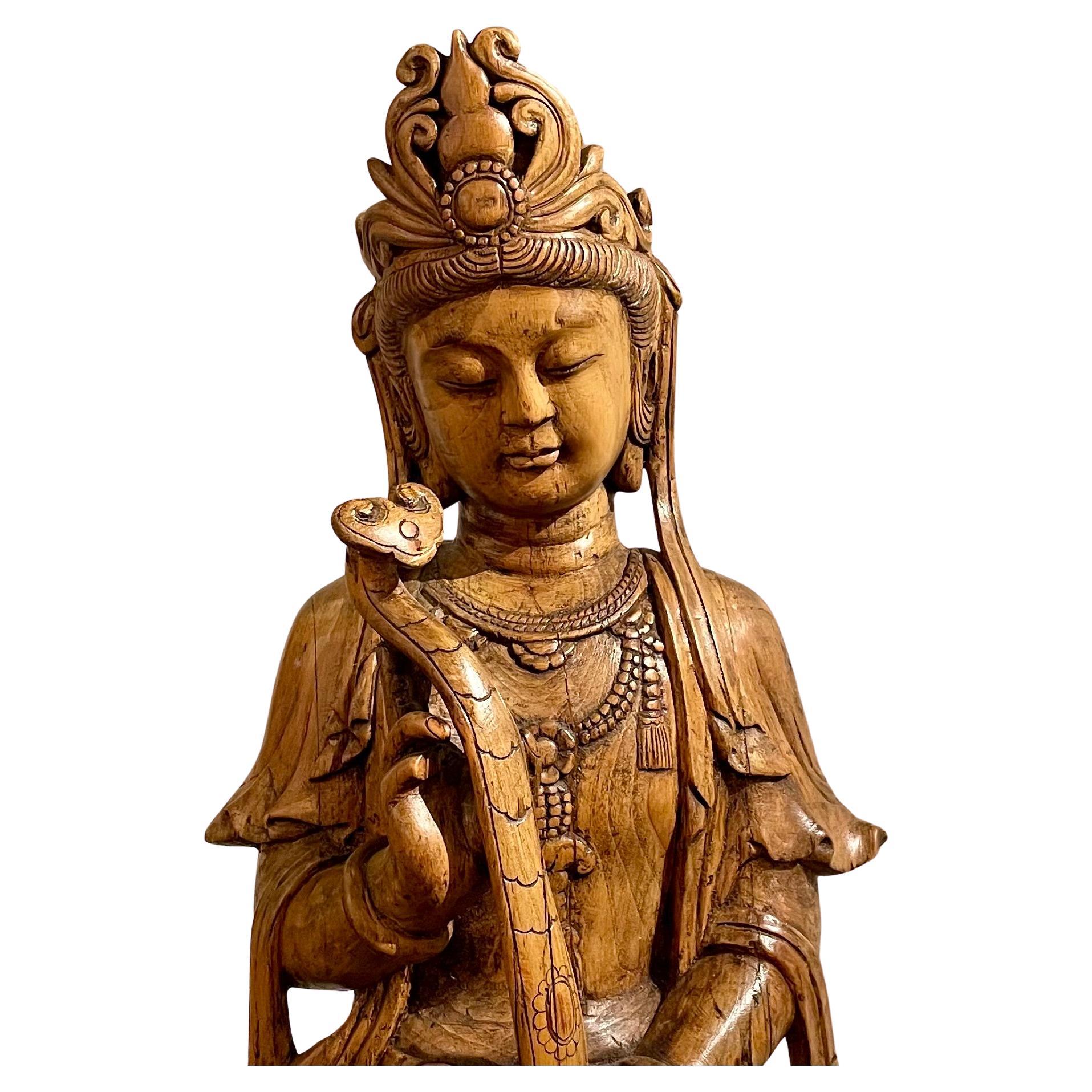 Antigua escultura china tallada en madera de Quan Yin, alrededor de 1890.
La figura del escultor es un símbolo budista de iluminación y compasión.