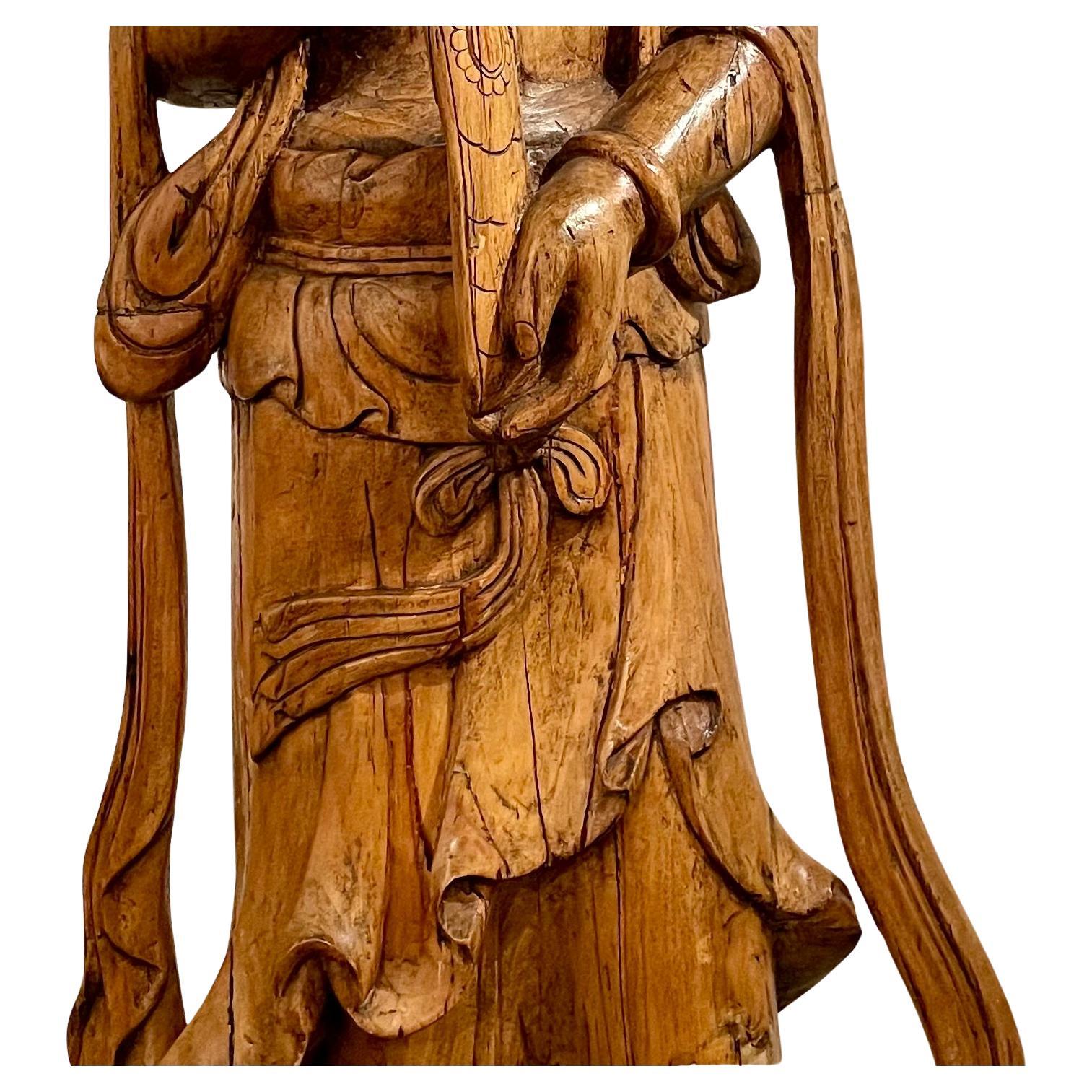 Antigua escultura china tallada en madera de Quan Yin, alrededor de 1890. Chino en venta