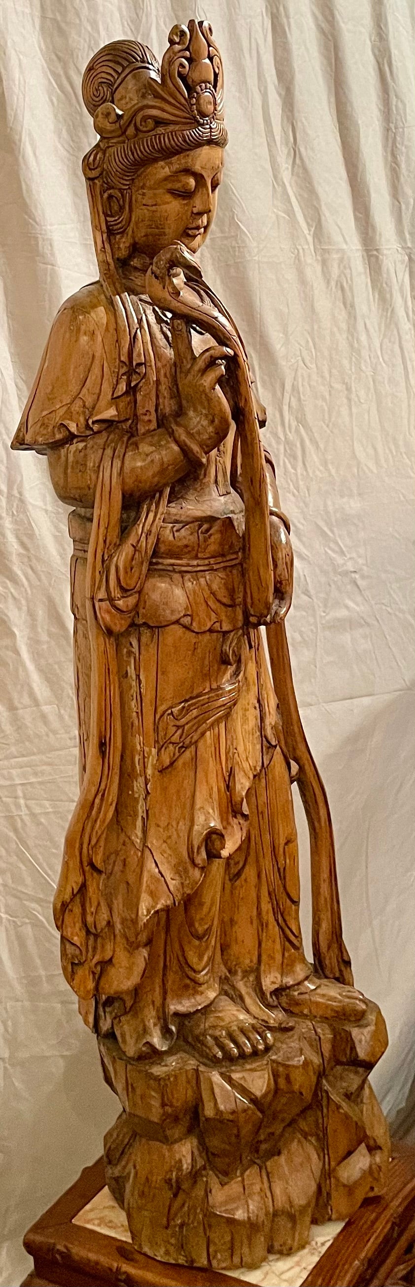 Antigua escultura china tallada en madera de Quan Yin, alrededor de 1890. en Bueno estado para la venta en New Orleans, LA