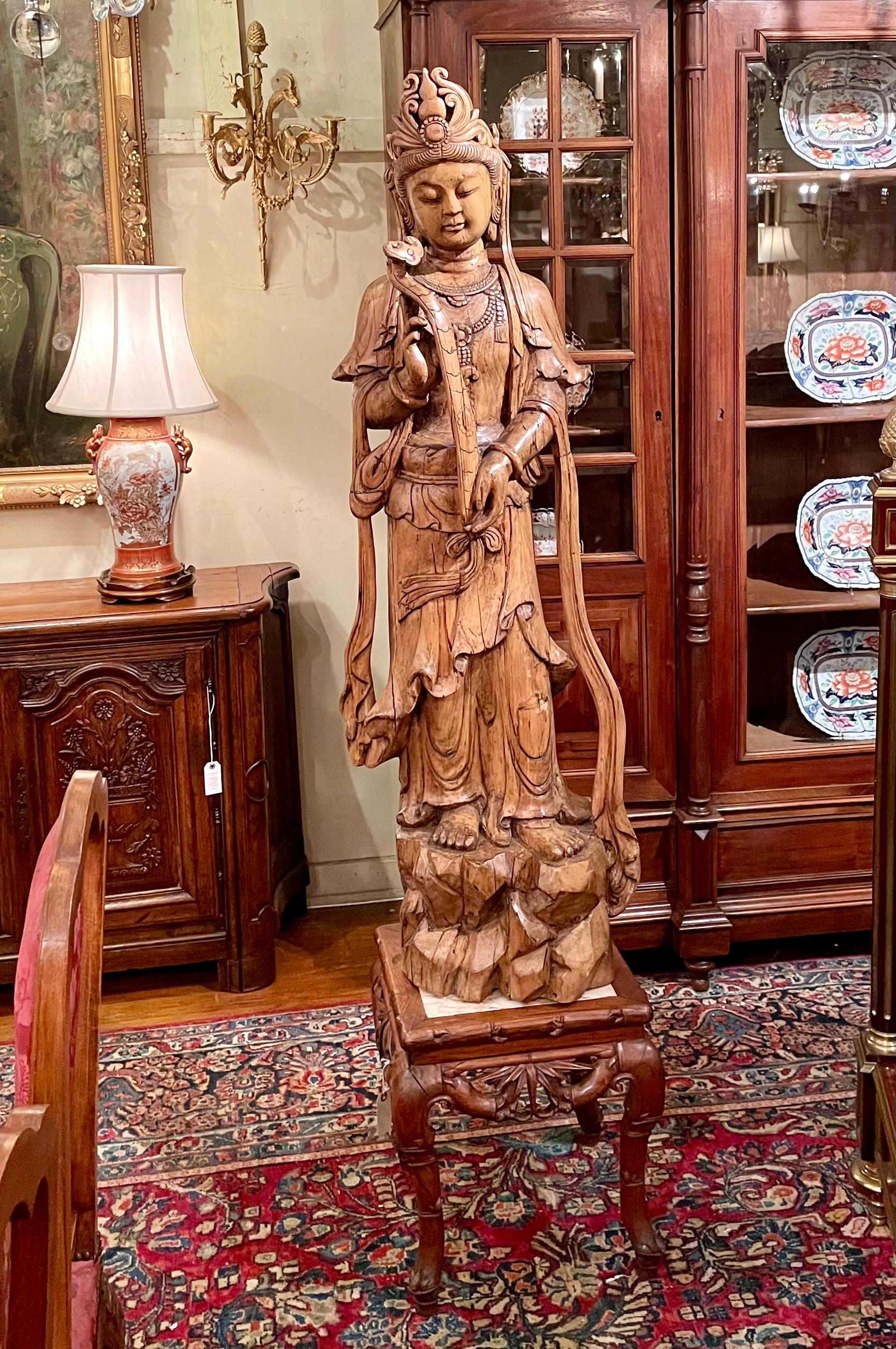 Antigua escultura china tallada en madera de Quan Yin, alrededor de 1890. siglo XIX en venta
