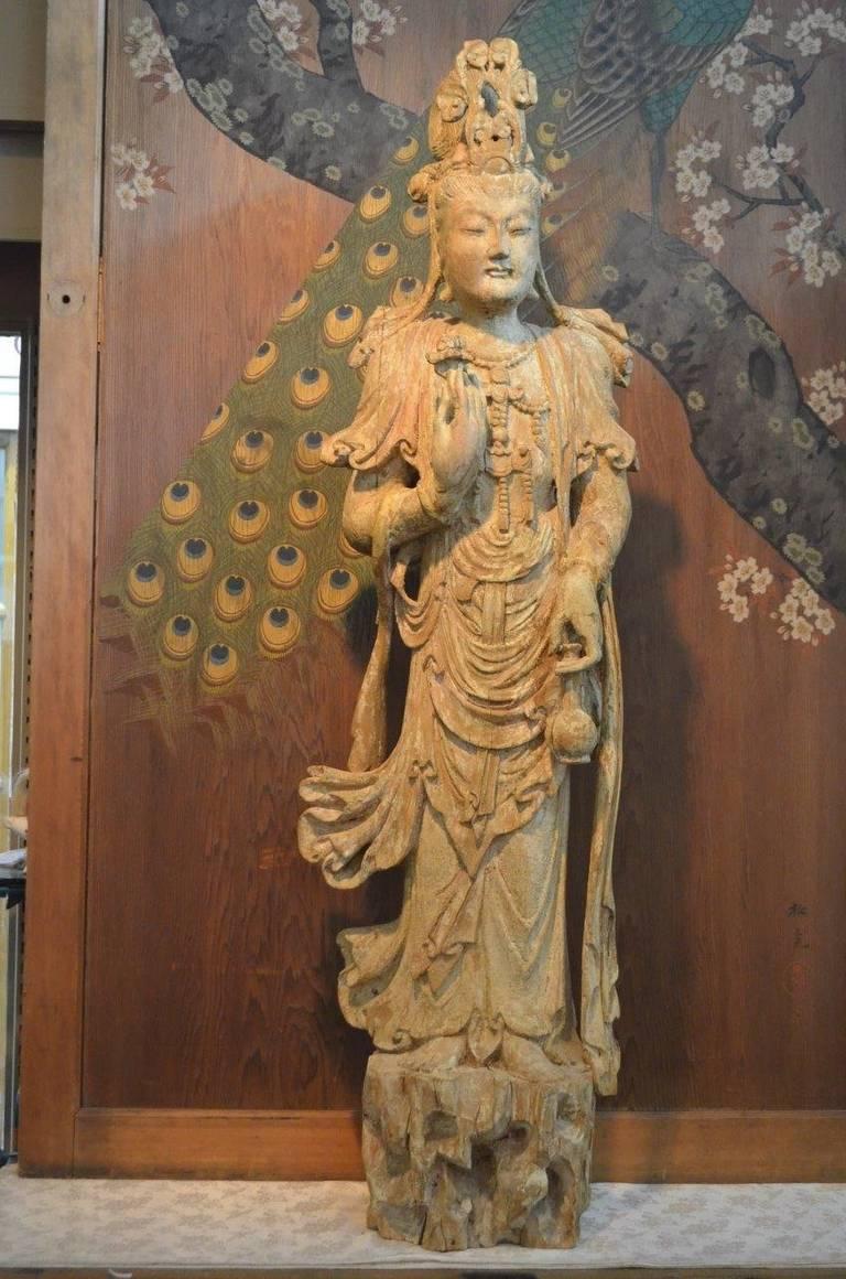 Seltene antike Holzschnitzerei von Guanyin; möglicherweise Tang-Dynastie. Pigmentverlust und Spannungsrisse entsprechend dem Alter.
Zustand: Altersgemäße Abnutzung

Abmessungen: Höhe: 107 cm (42 in.) Durchmesser: 28 cm (11 in.)

MATERIAL :