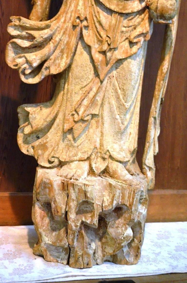 Antike chinesische geschnitzte Holzstatue des Guanyin (Sonstiges) im Angebot