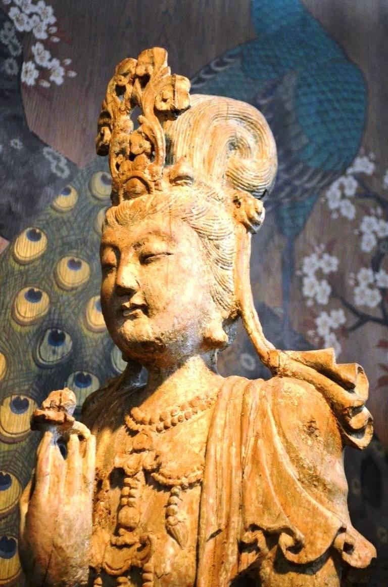 Antike chinesische geschnitzte Holzstatue des Guanyin im Zustand „Gut“ im Angebot in New York, NY