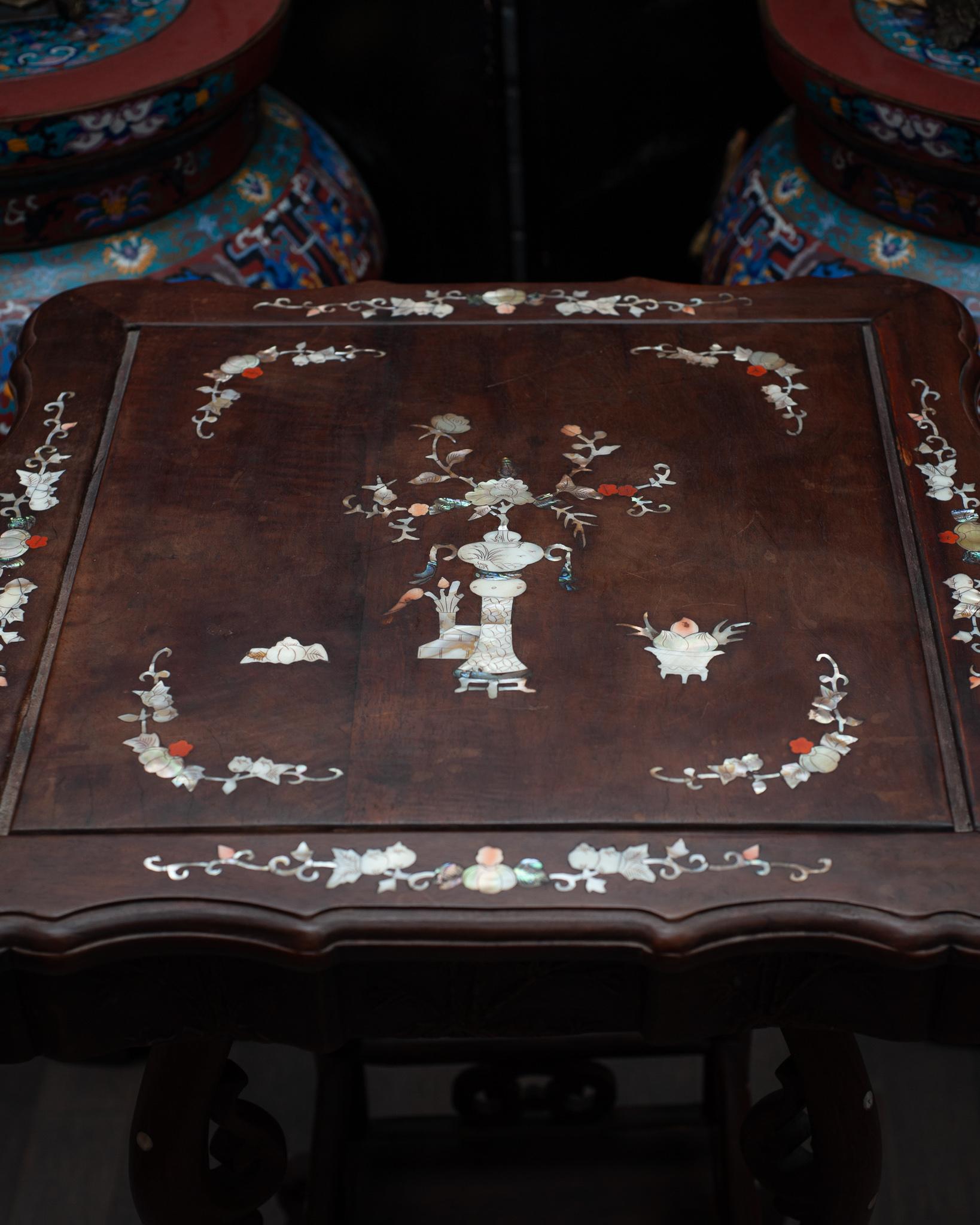 Chinois Ancienne table chinoise en bois sculpté avec incrustation de nacre en vente