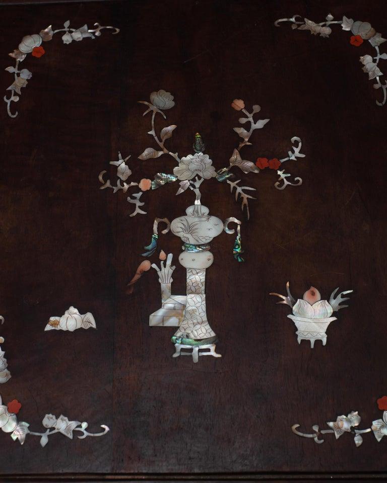 Ancienne table chinoise en bois sculpté avec incrustation de nacre Bon état - En vente à Toronto, ON