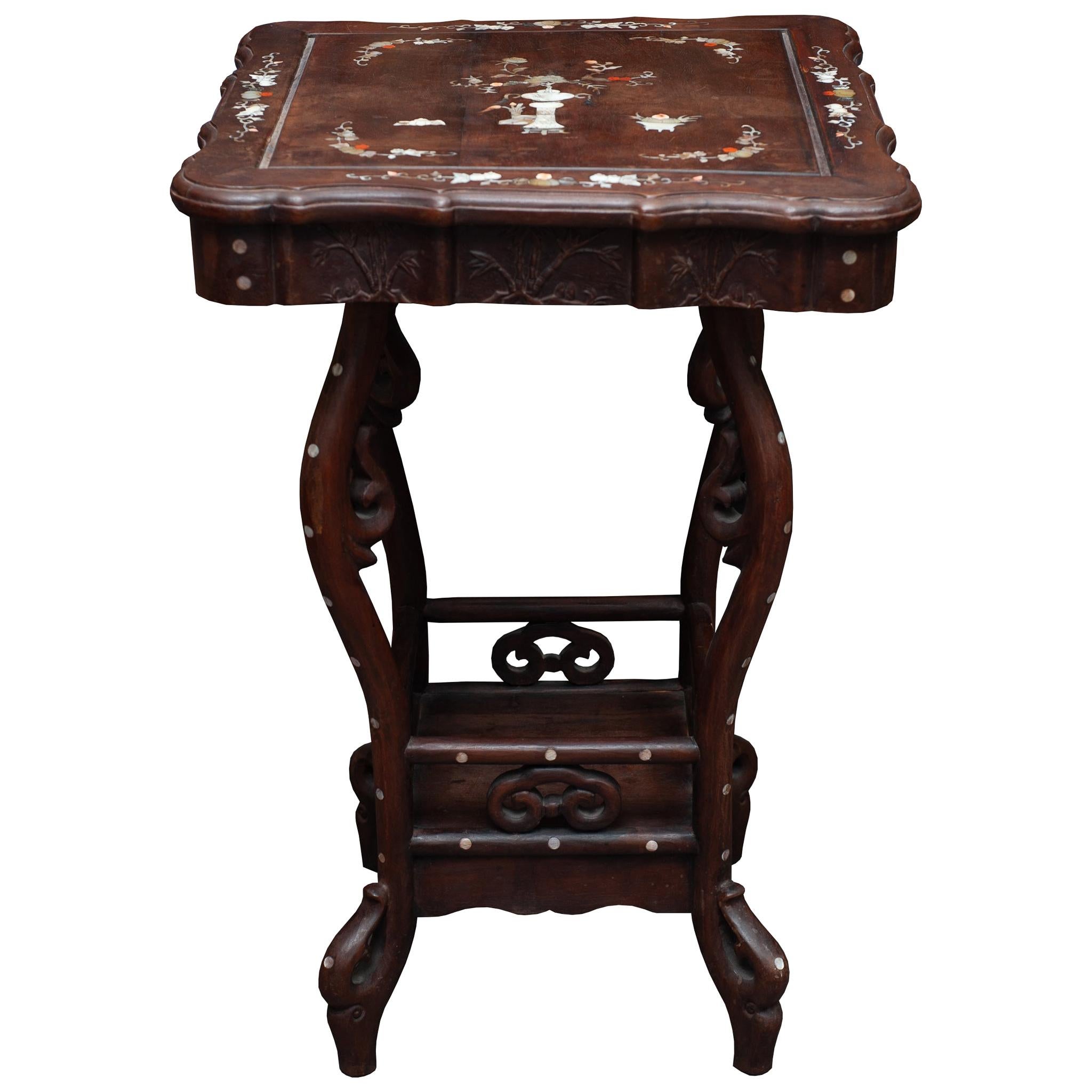Ancienne table chinoise en bois sculpté avec incrustation de nacre en vente