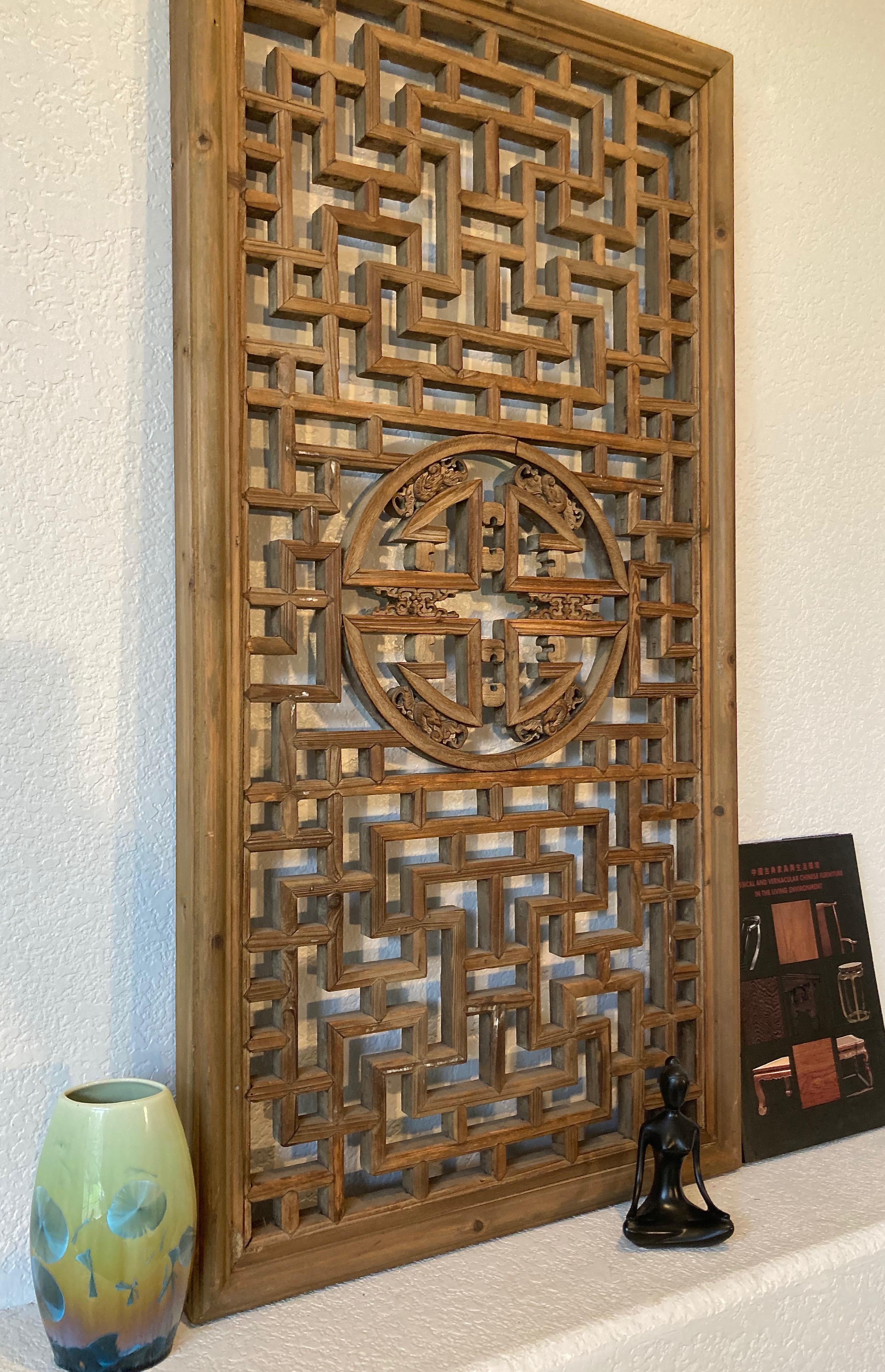 Antikes chinesisches geschnitztes Holzfensterpaneel (Qing-Dynastie) im Angebot