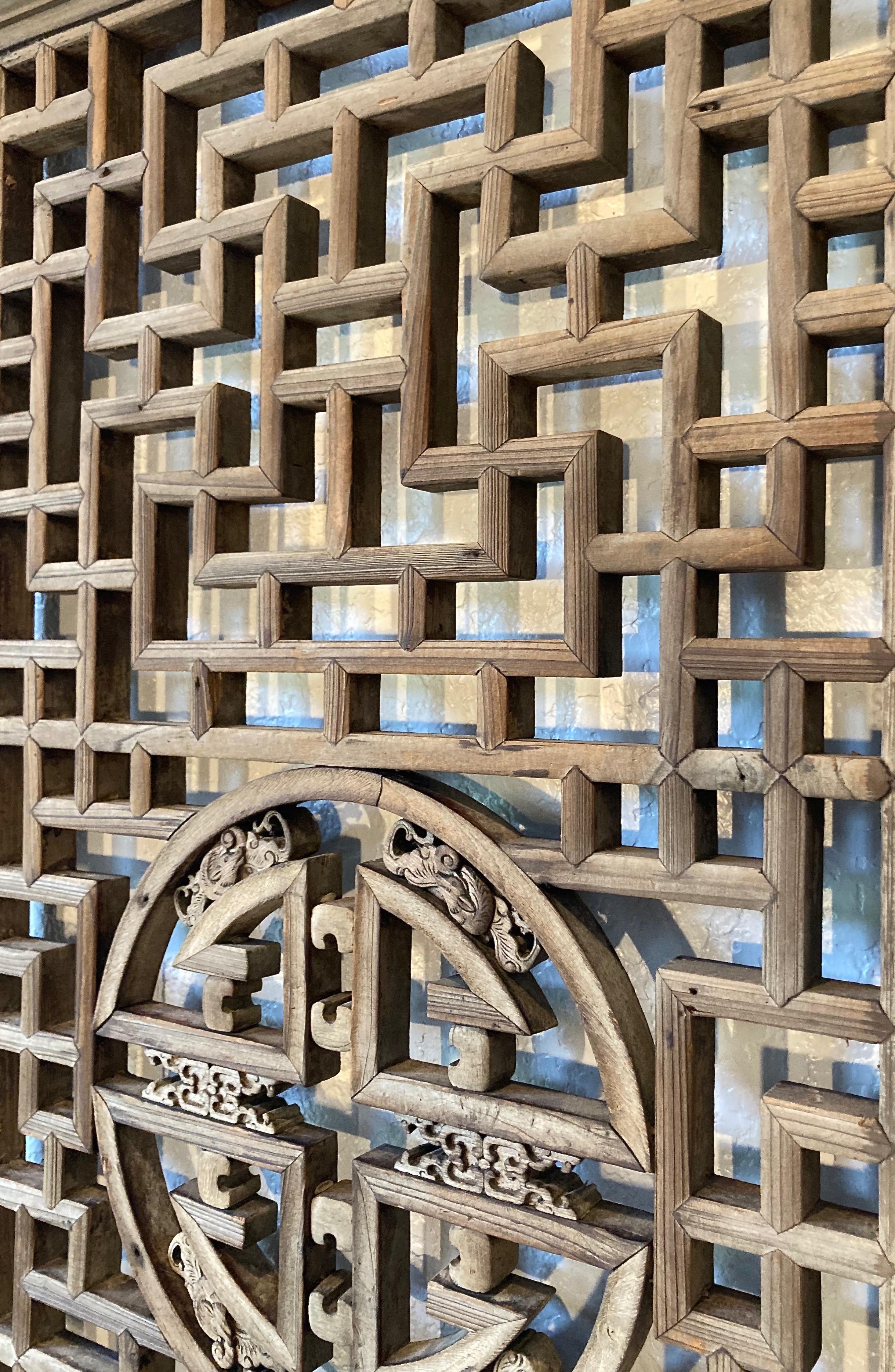 Antikes chinesisches geschnitztes Holzfensterpaneel (Chinesisch)