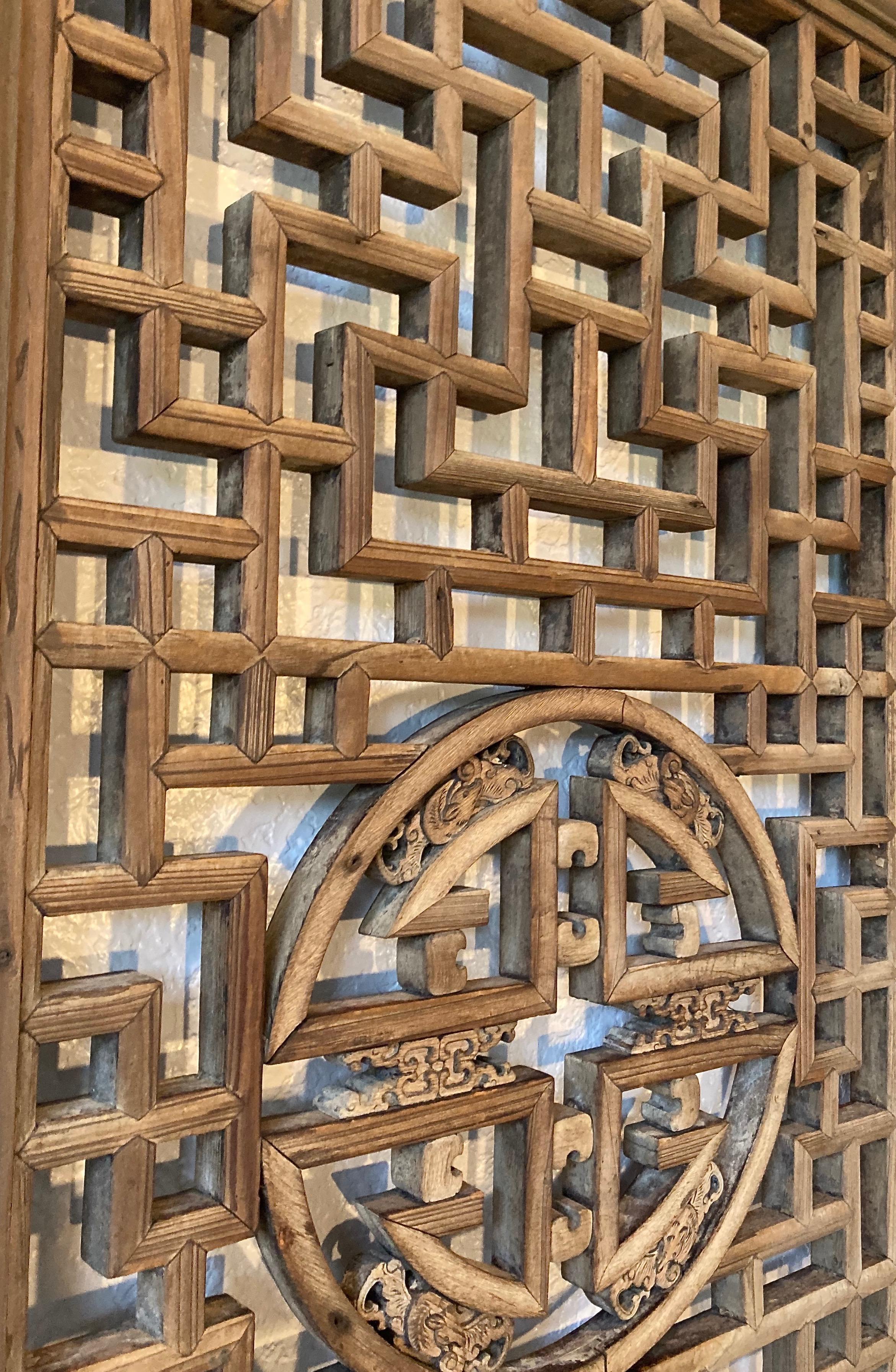 Antikes chinesisches geschnitztes Holzfensterpaneel (Geschnitzt)