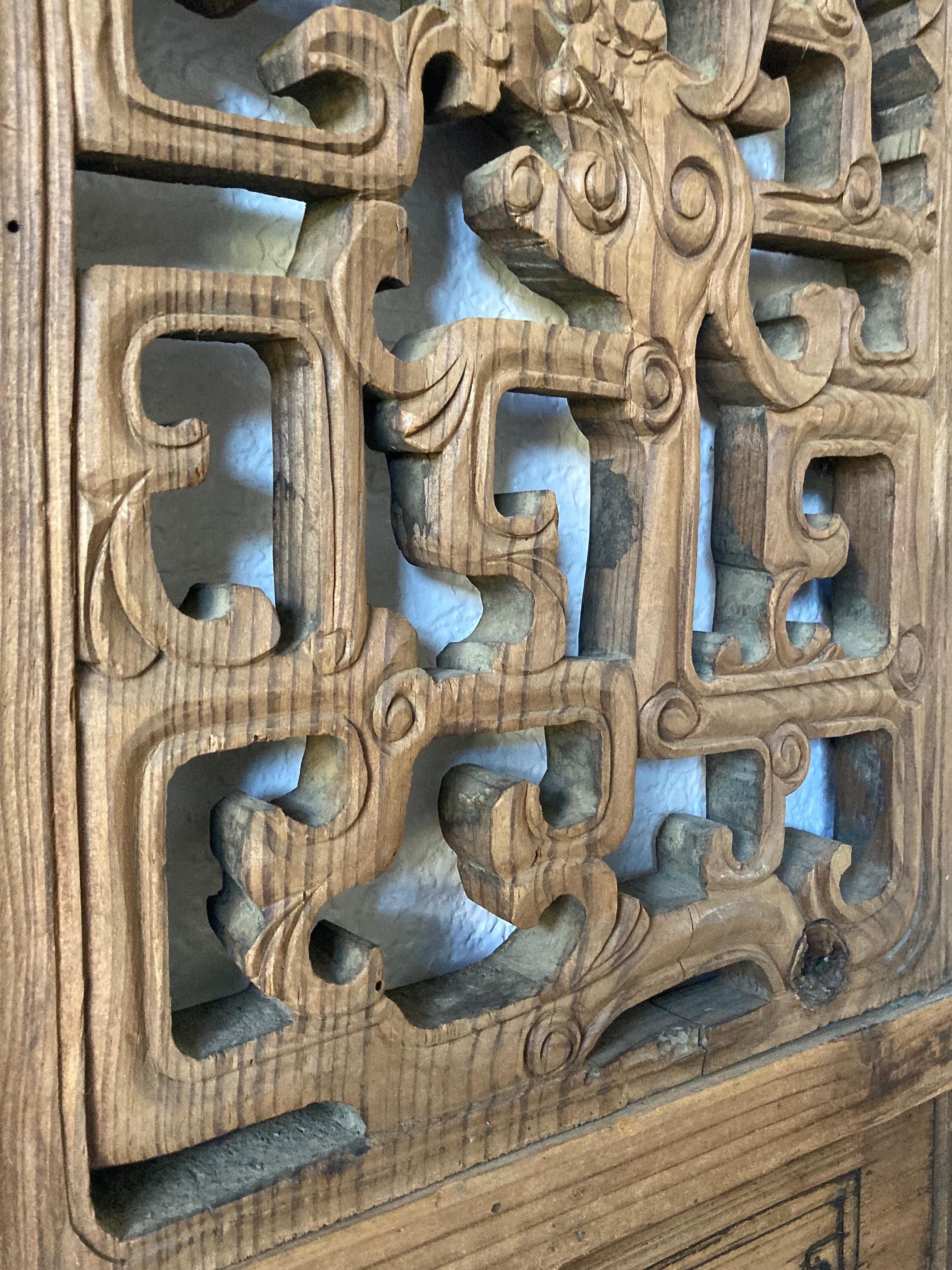 Bois Panneau de fenêtre chinois ancien en bois sculpté en vente